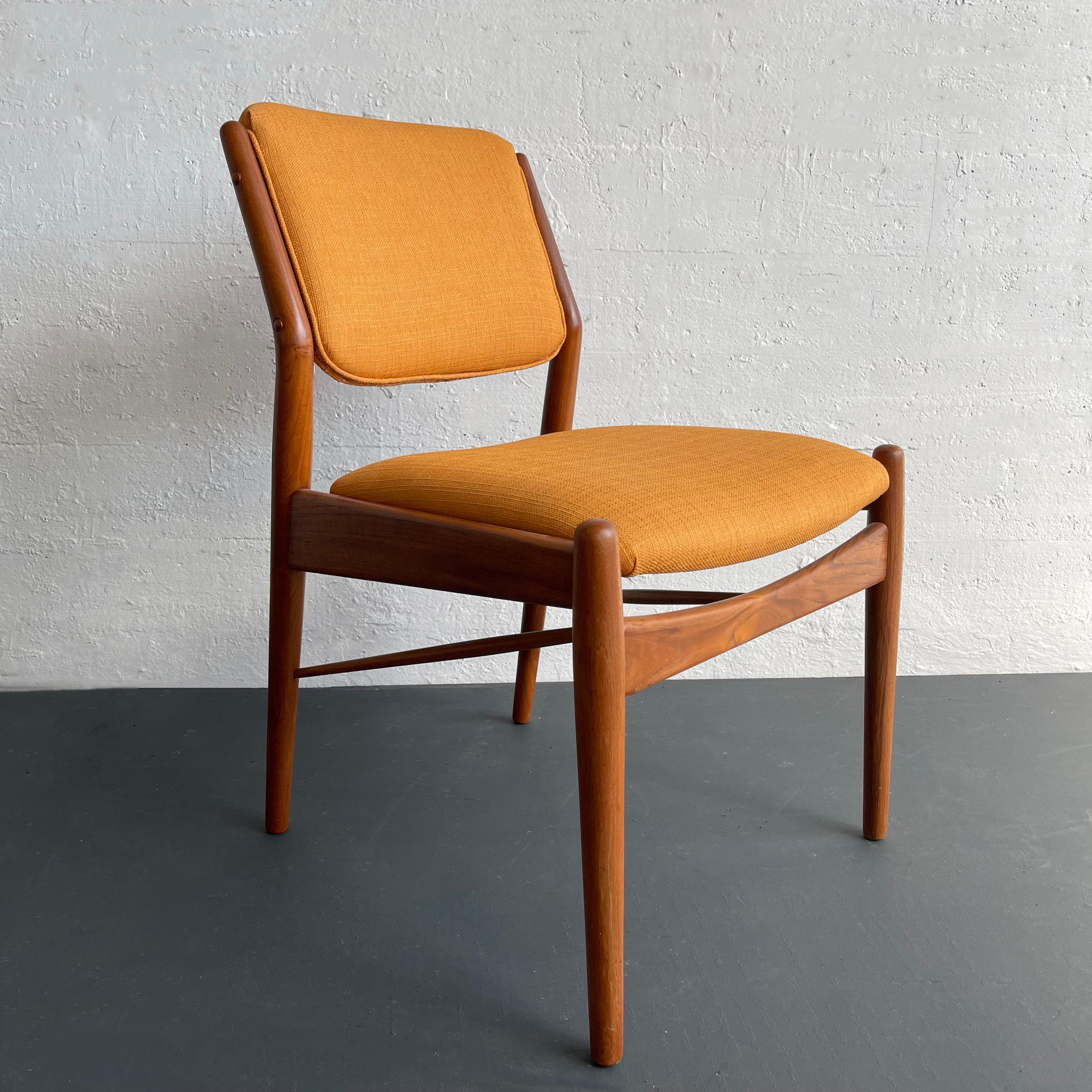 Sedie da pranzo in teak in stile moderno scandinavo di Arne Vodder per AM Mobler in vendita 1