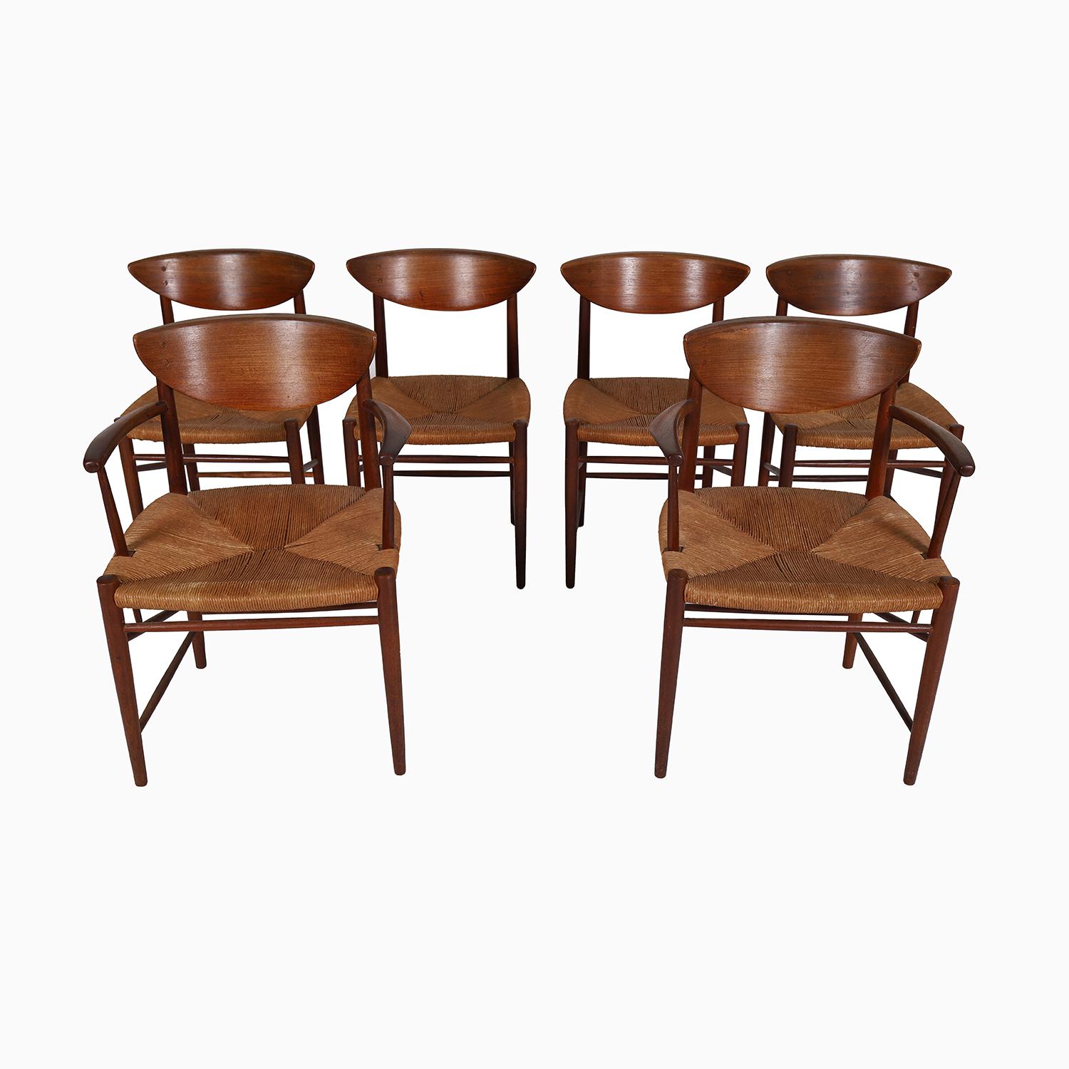 Si tratta di un set di sei sedie da pranzo originali vintage in teak disegnate da Peter Hvidt e Orla Molgaard.  Attualmente le sedie hanno un fascino rustico ma elegante.  I sedili con corde presentano una patina significativa, ma potrebbero essere