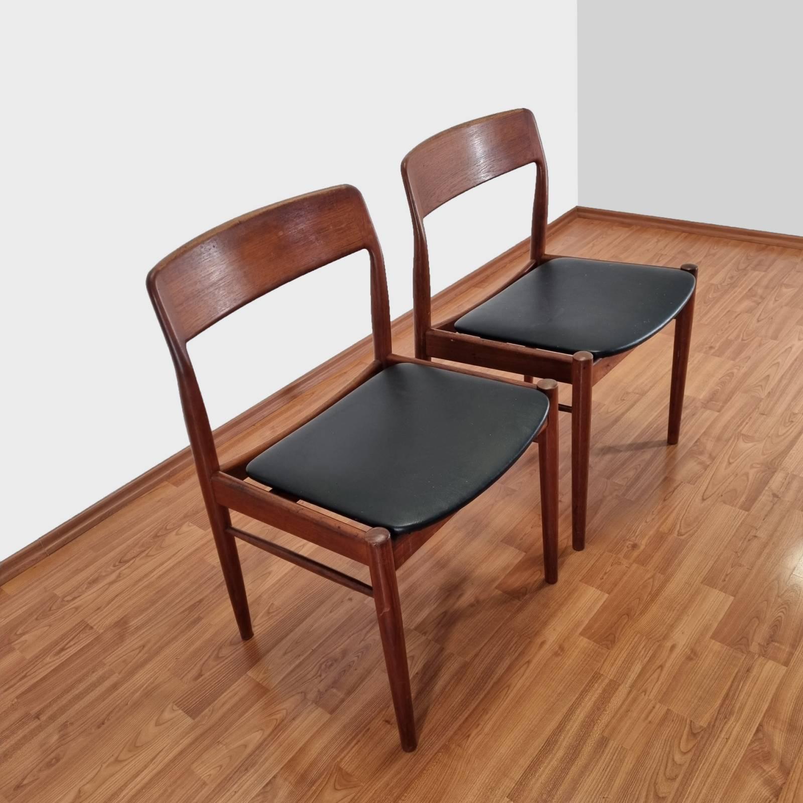 Ein Paar Esszimmerstühle aus Teakholz, entworfen von Niels Otto Möller, hergestellt in Dänemark in den 60er Jahren.
In sehr gutem Vintage-Zustand mit geringen Gebrauchs- und Altersspuren.
