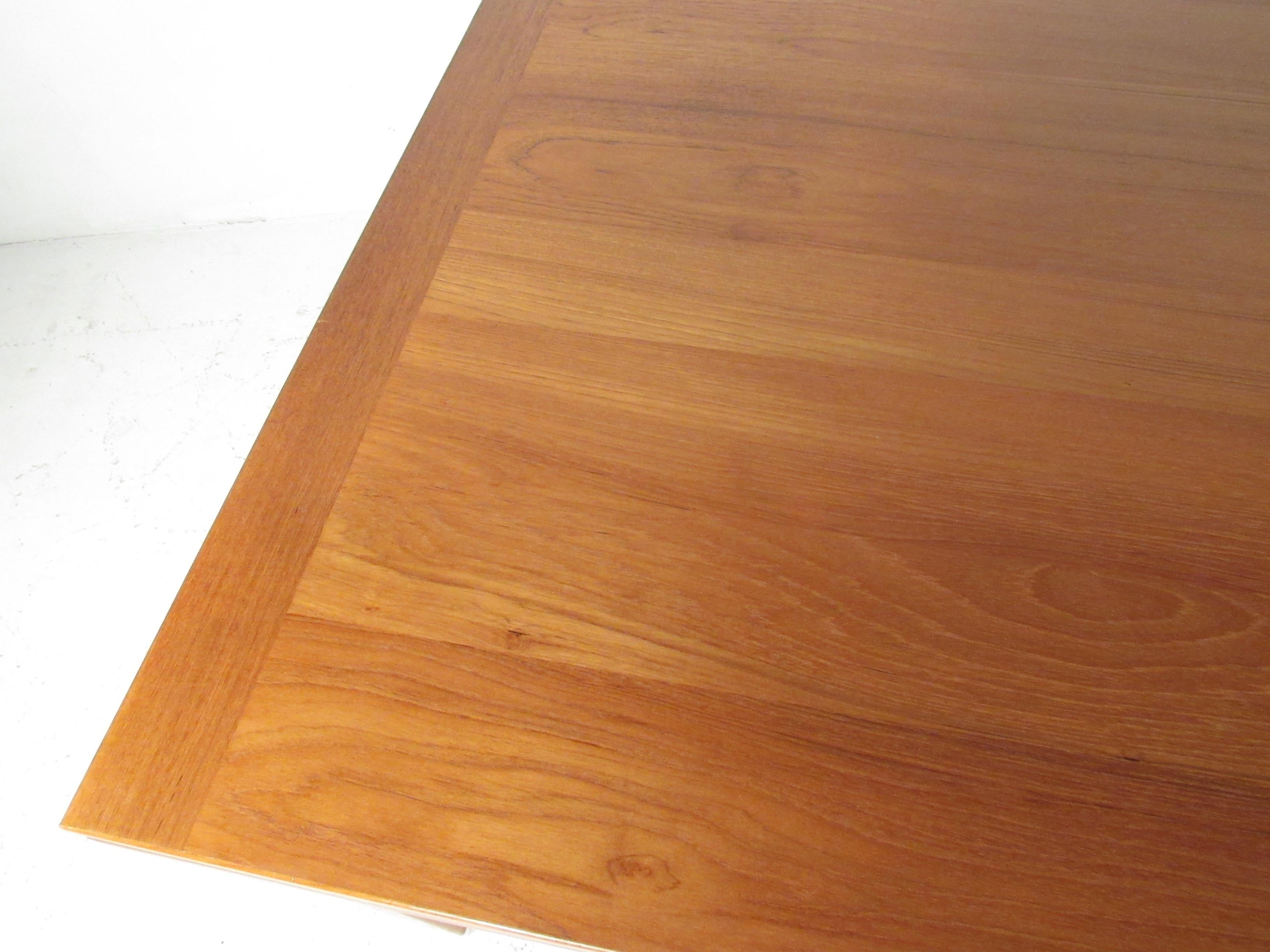 Scandinavian Modern Teak Dining Table with Draw Leaf Extension In Good Condition In Brooklyn, NY
