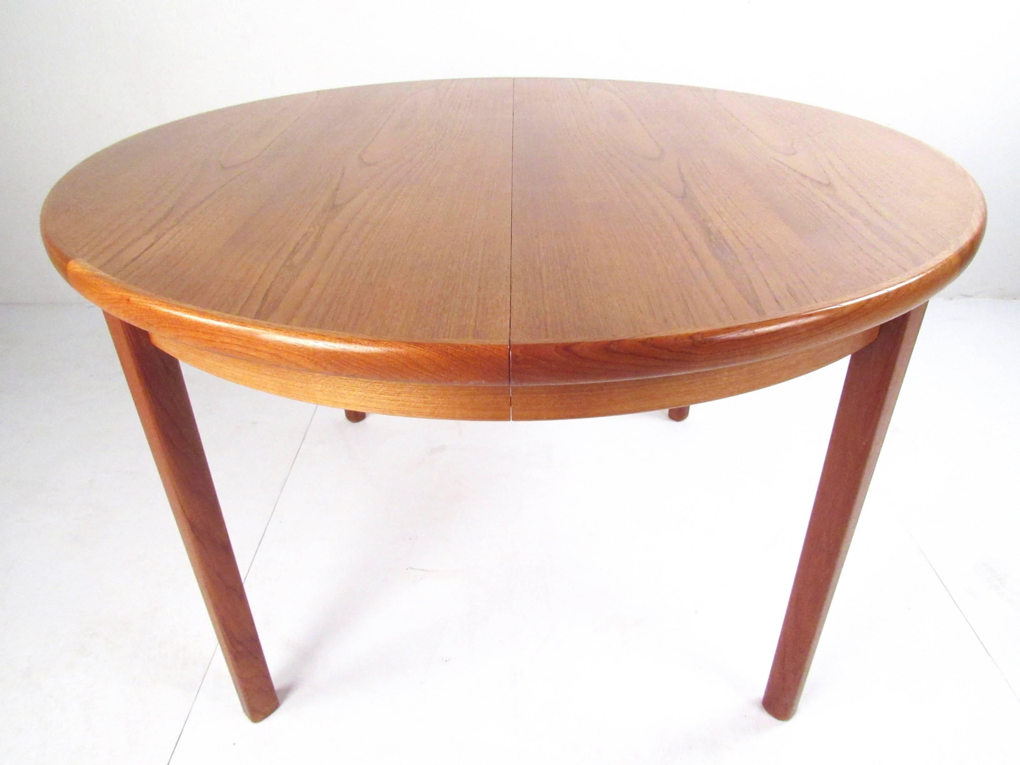 Scandinavian Modern Teak Dining Table with Two Leaves In Good Condition In Brooklyn, NY