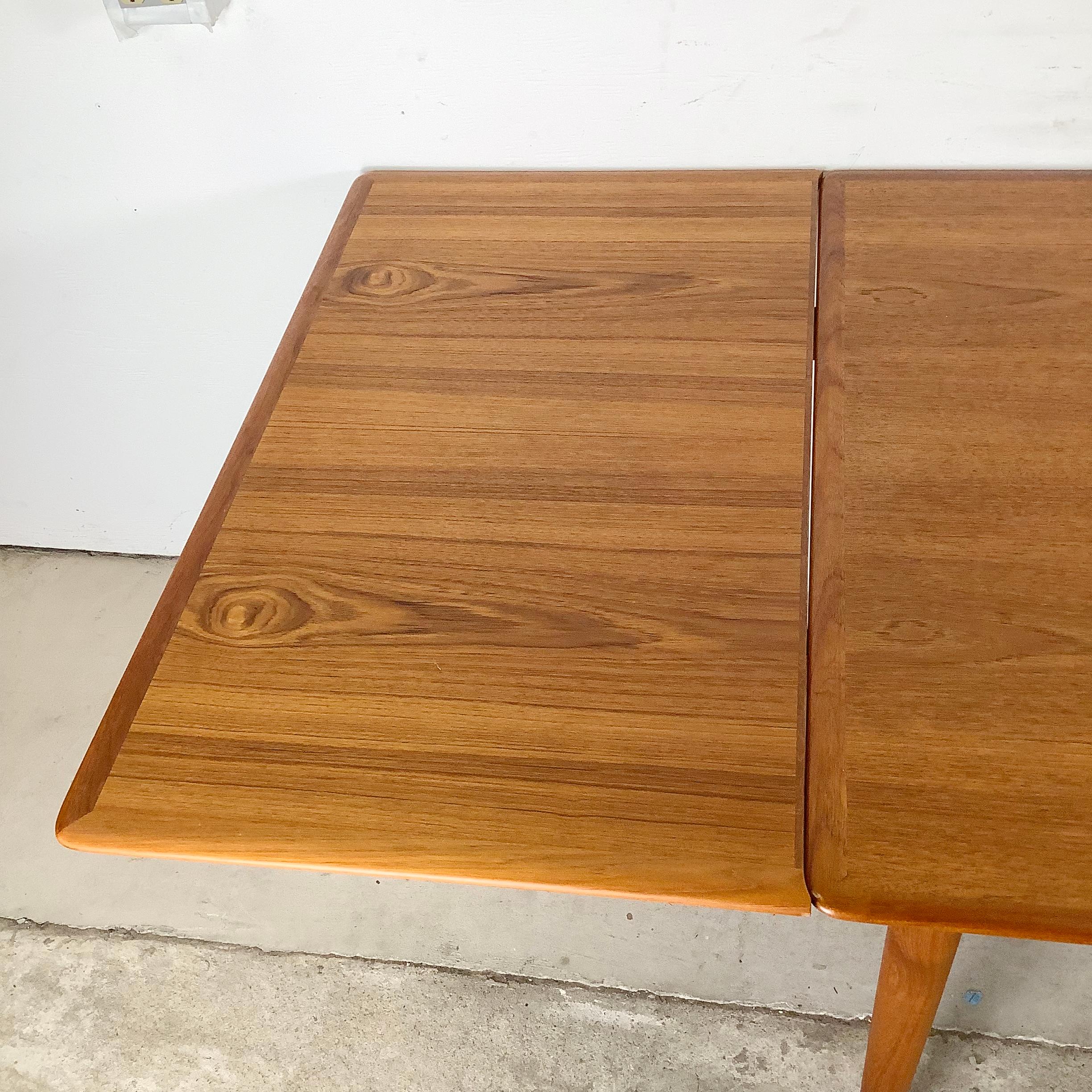 Scandinavian Modern Teak Draw Leaf Dining Table by Skovmand & Andersen In Good Condition For Sale In Trenton, NJ