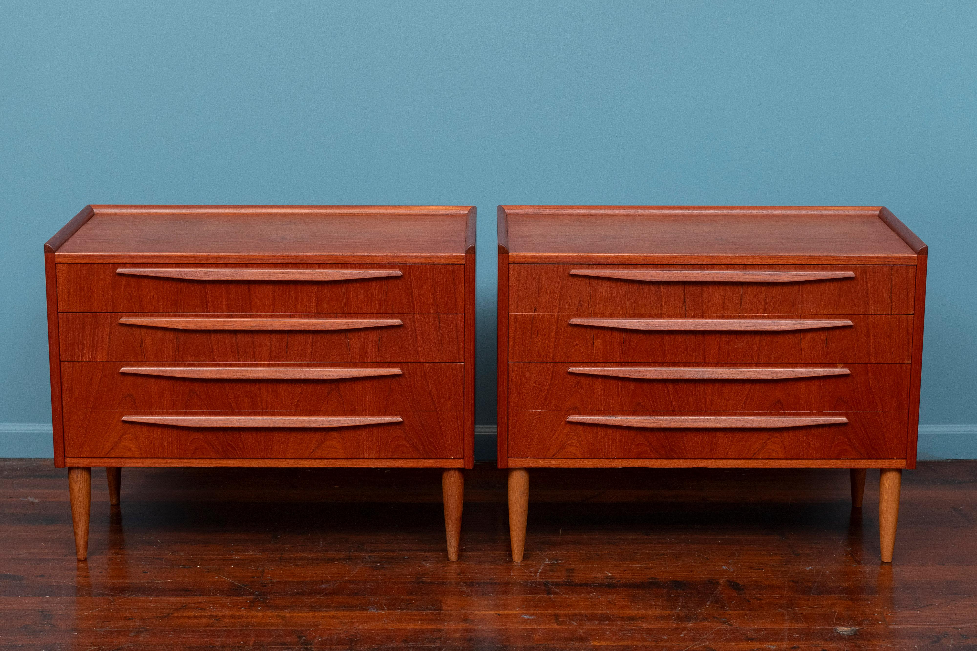 Coppia di comò o comodini The Modern Scandinavian realizzati in Danimarca. Comò di alta qualità in teak con gambe coniche in Oak e maniglie scolpite. Appena rifinito e pronto per essere installato e goduto.