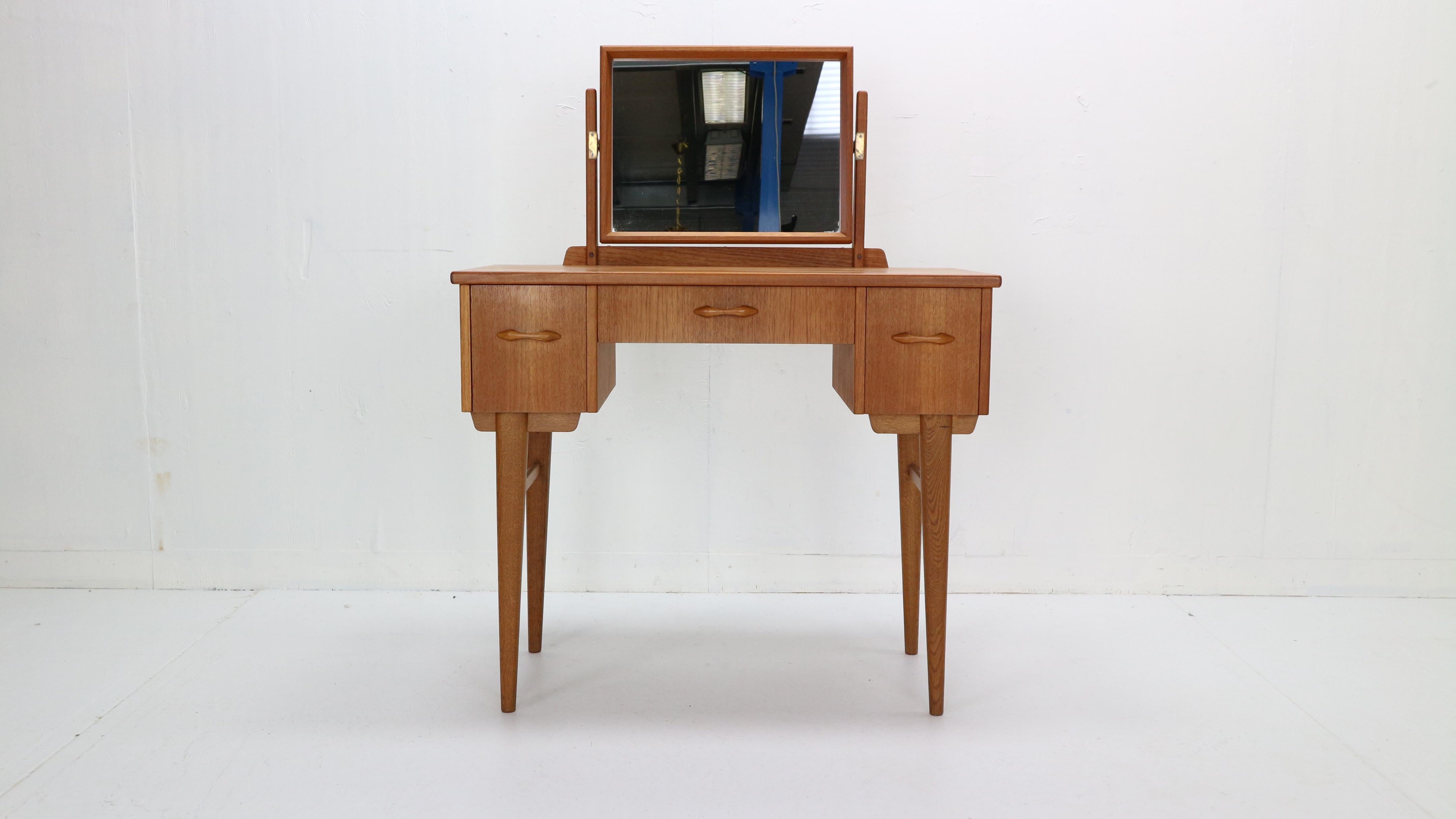 Scandinavian Modern period dressing- makeup manufactured by AB Bjärni Bjärnum, 1950s period, Sweden.
Elegant vanity table mixes simplicity and details in a superb way.
Made of teak wood and consists three drawers and mirror. Adjustable mirror is