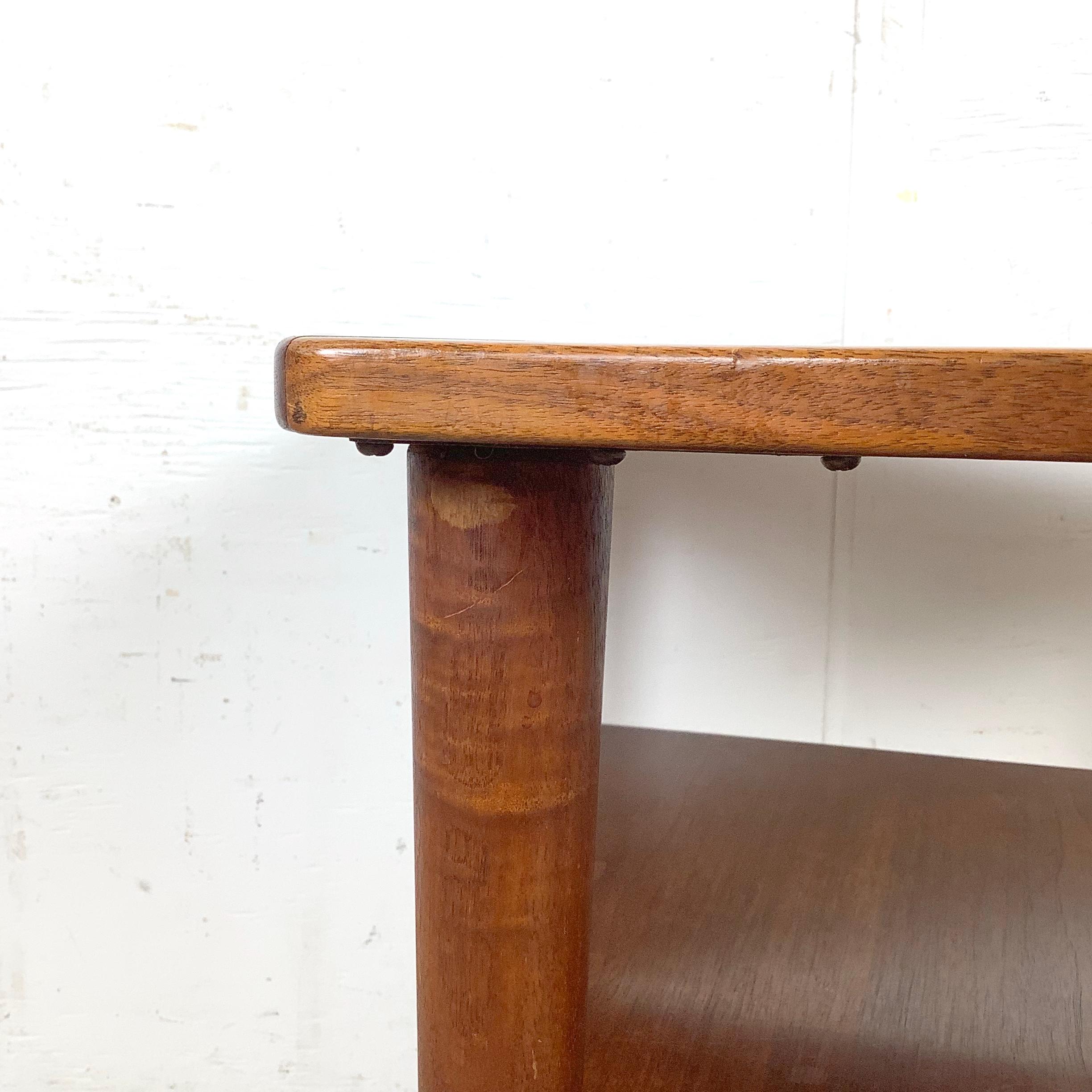 Mesa auxiliar de teca moderna escandinava siglo XX en venta