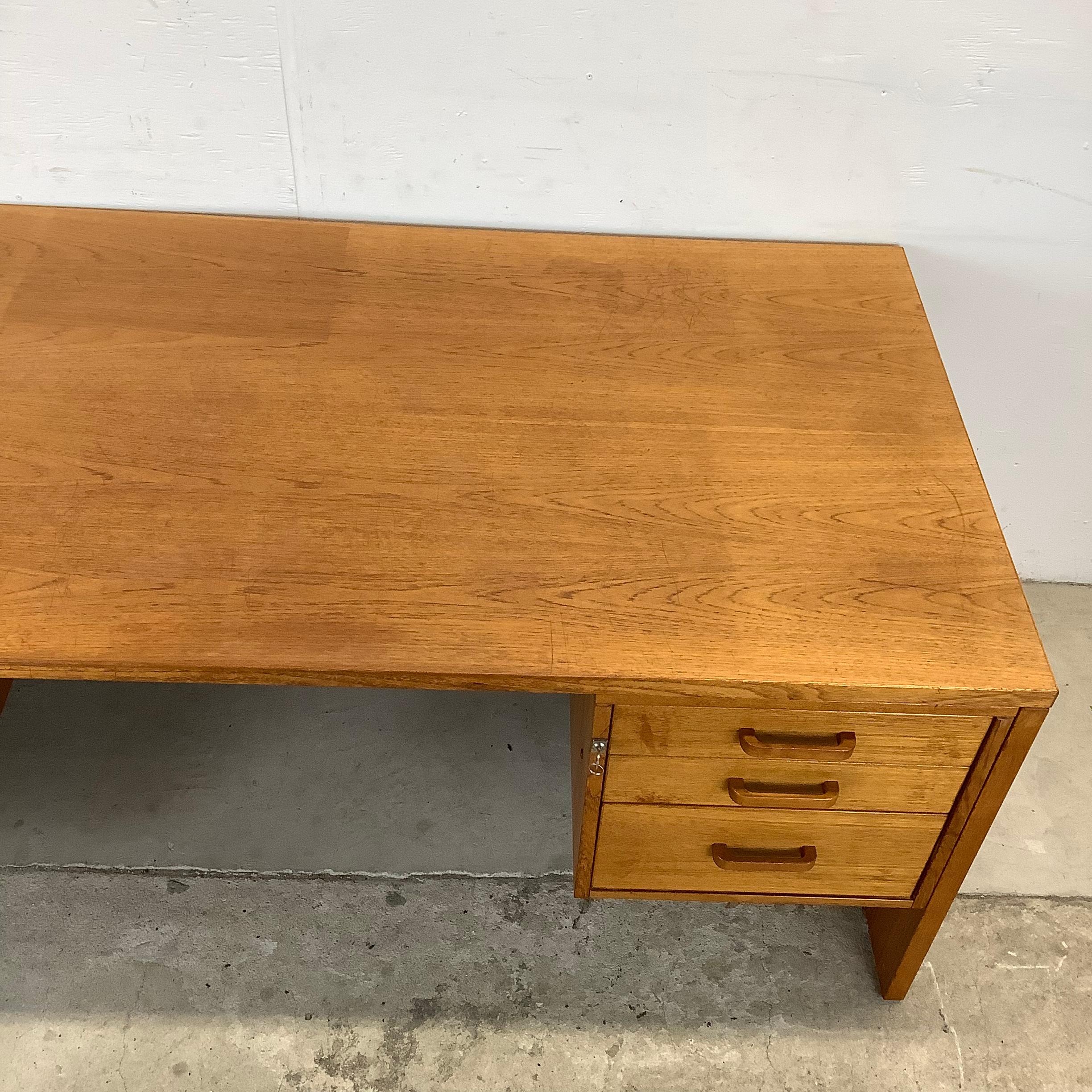 Scandinavian Modern Teak Executive Desk In Good Condition For Sale In Trenton, NJ