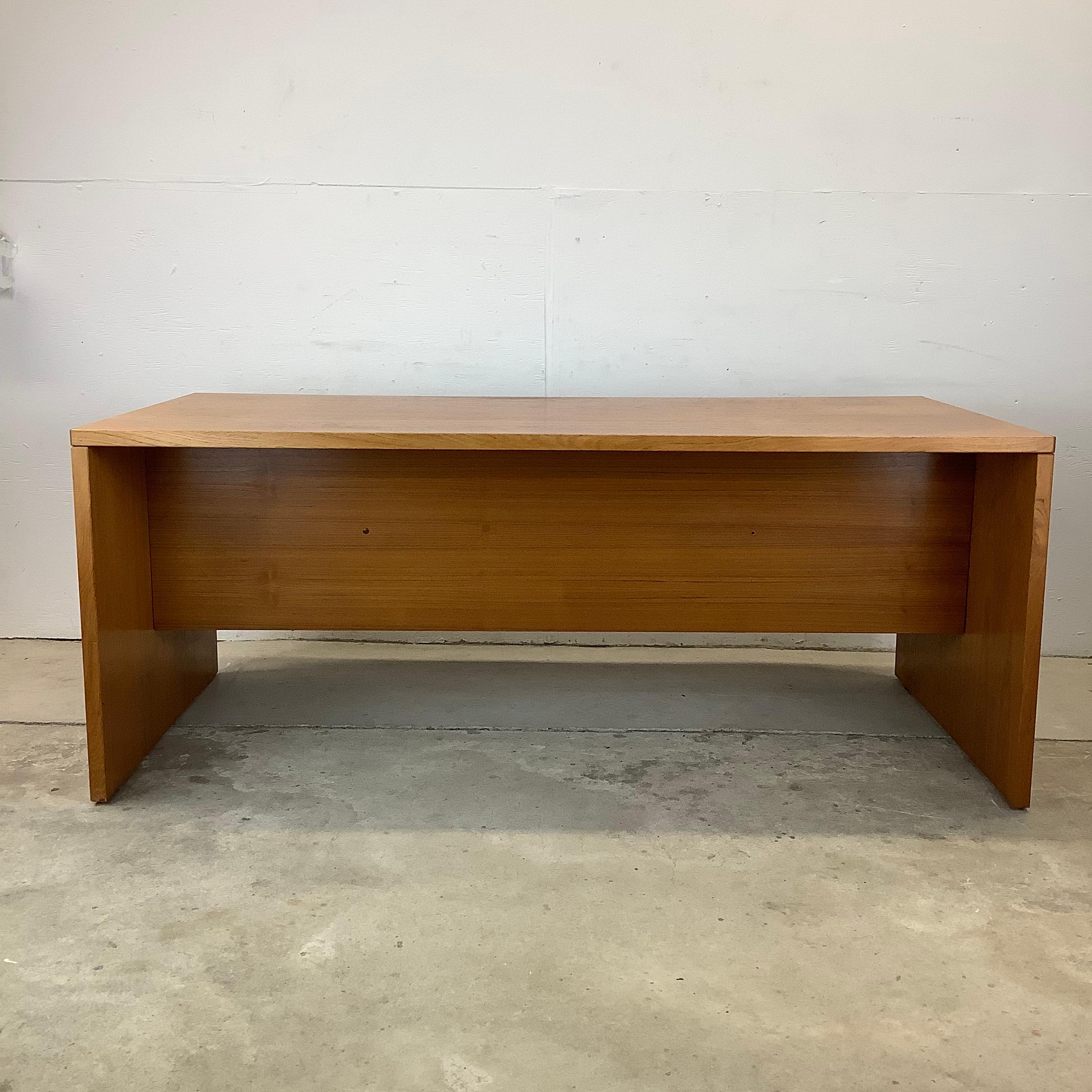 Teck Bureau de direction scandinave moderne en teck en vente