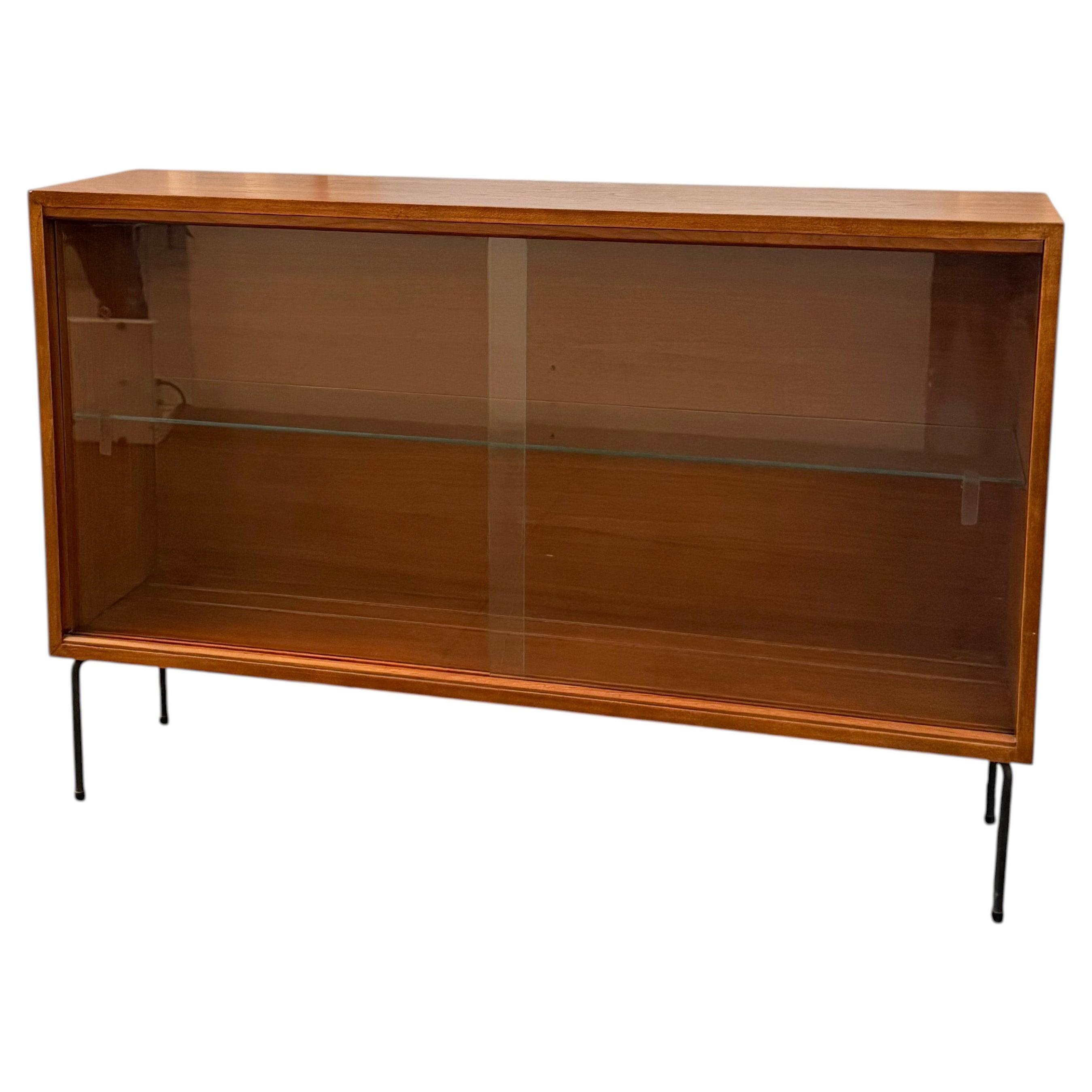 Librería-vitrina de estilo moderno escandinavo, de teca y con puertas de cristal en venta