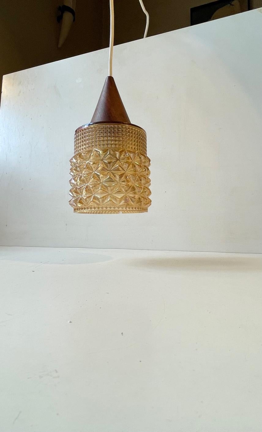 Vetro Lampada a sospensione moderna scandinava in teak e vetro miele, anni '60 in vendita