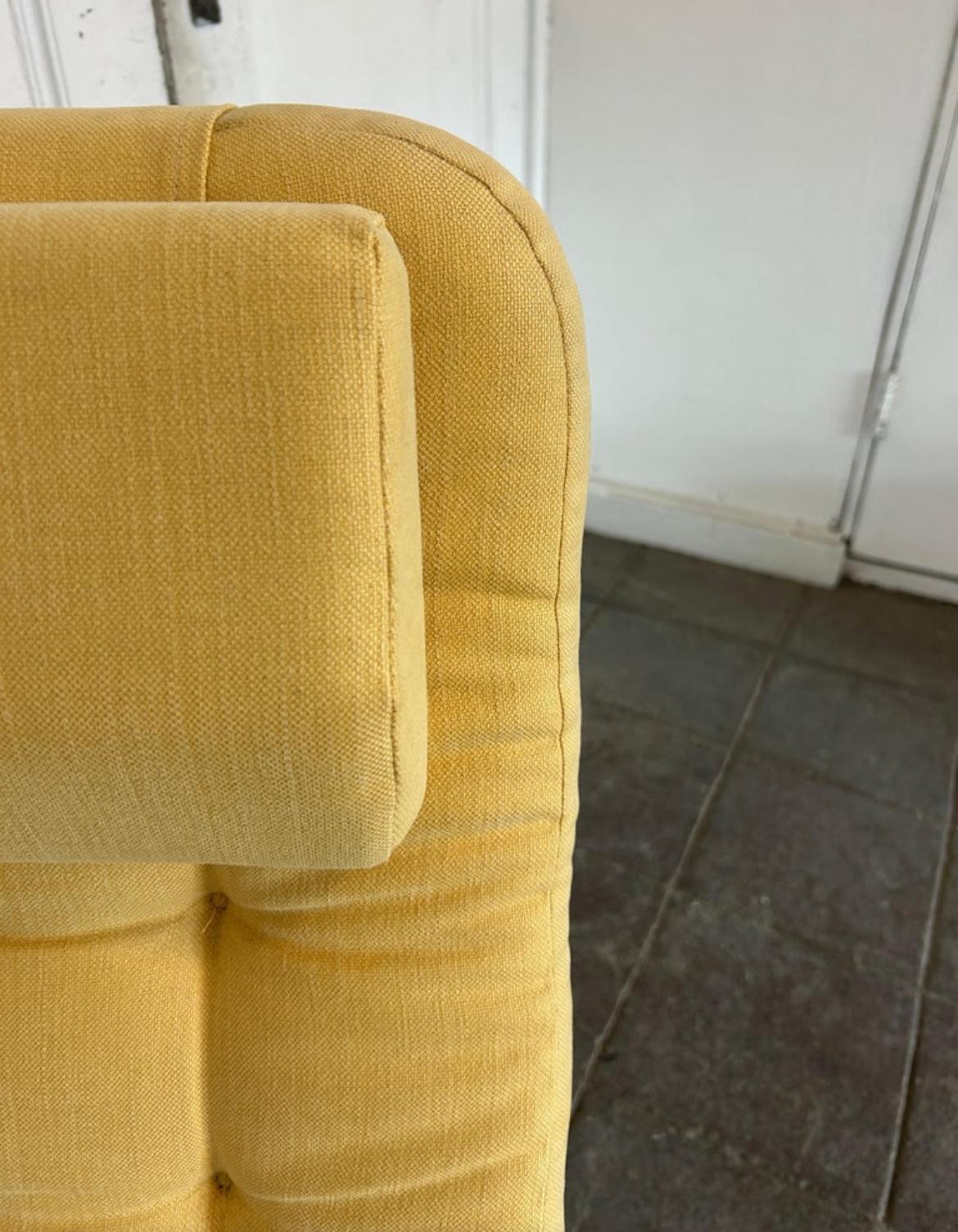 Norvégien Fauteuil de salon safari moderne scandinave en cuir de teck jaune en vente