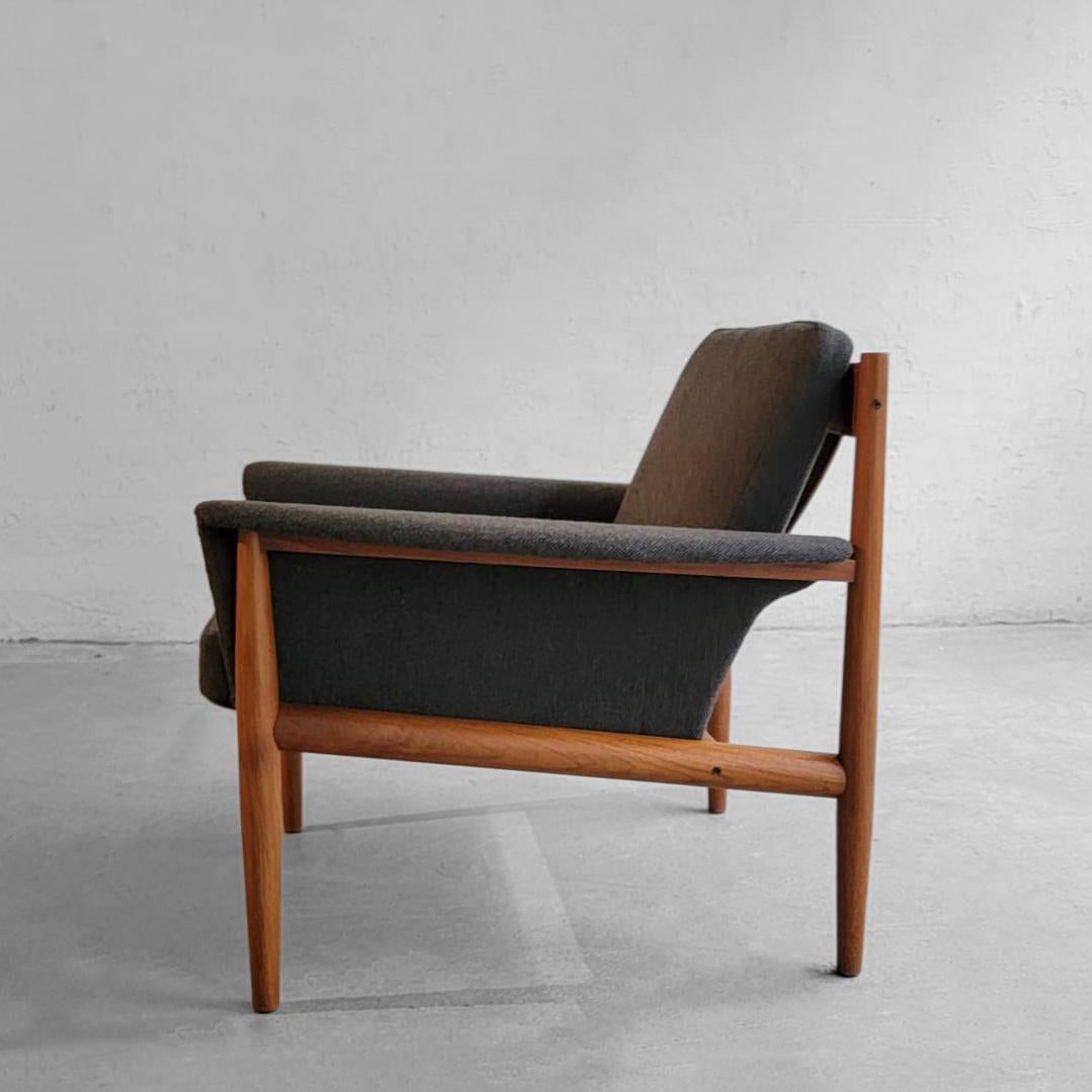 Scandinavian Modern Teak Lounge Chair By Grete Jalk In Good Condition For Sale In Brooklyn, NY