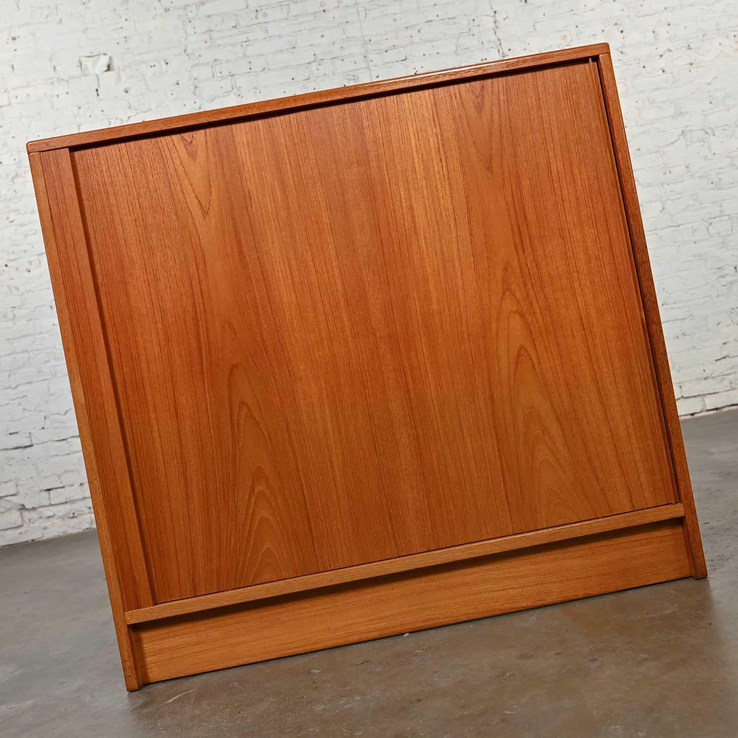 Lovely vintage Scandinavian Modern teak low bachelor’s chest with tambour door made in Denmark. Beautiful condition, keeping in mind that this is vintage and not new so will have signs of use and wear. Please see photos and zoom in for details. We