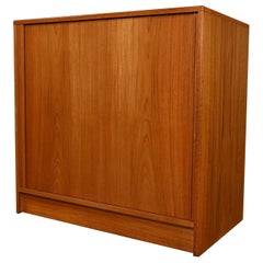 Baúl bajo de teca moderno escandinavo con puerta de persiana Fabricado en Dinamarca