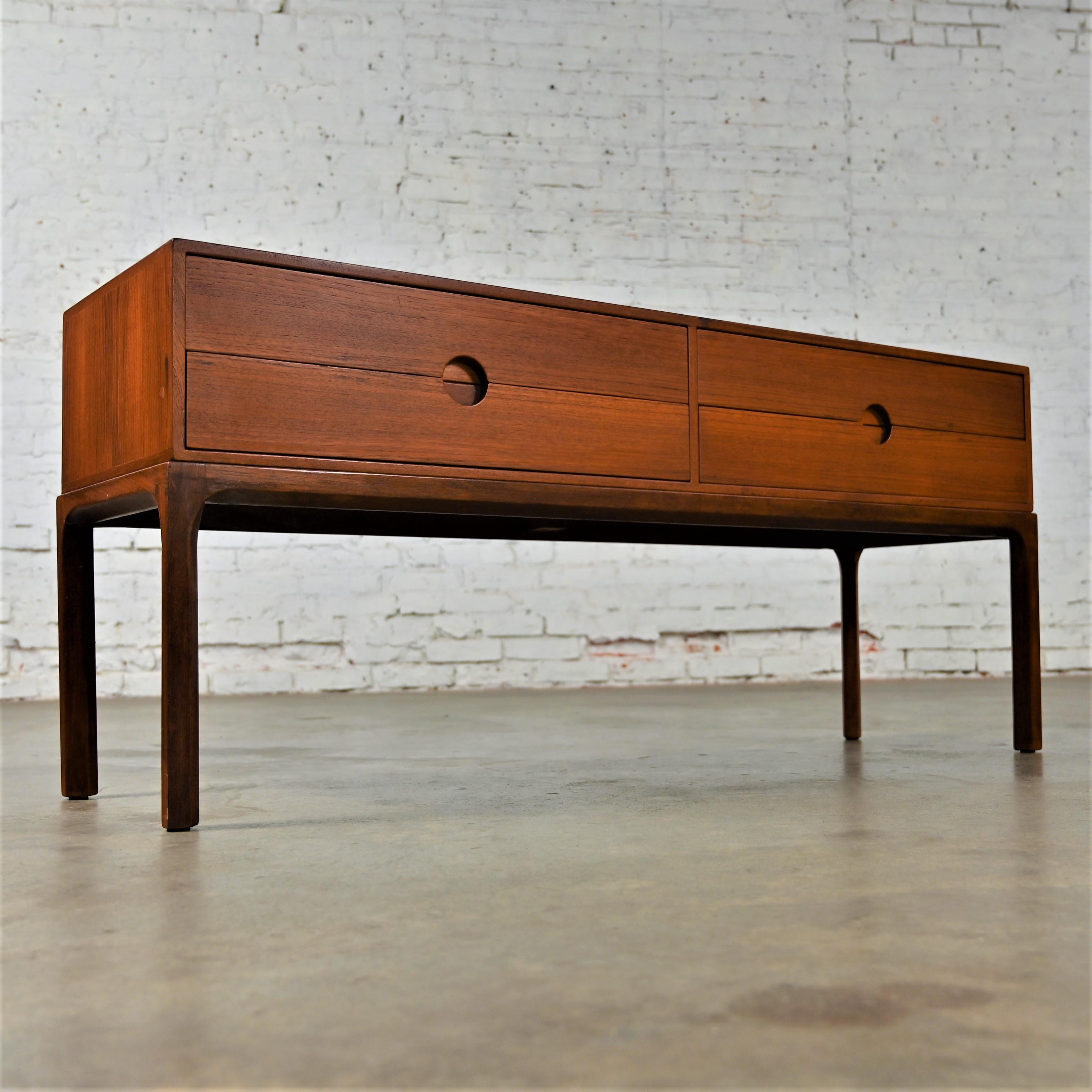 Scandinavian Modern Teak Low Cabinet Sideboard Model #394 by Kai Kristiansen  In Good Condition For Sale In Topeka, KS
