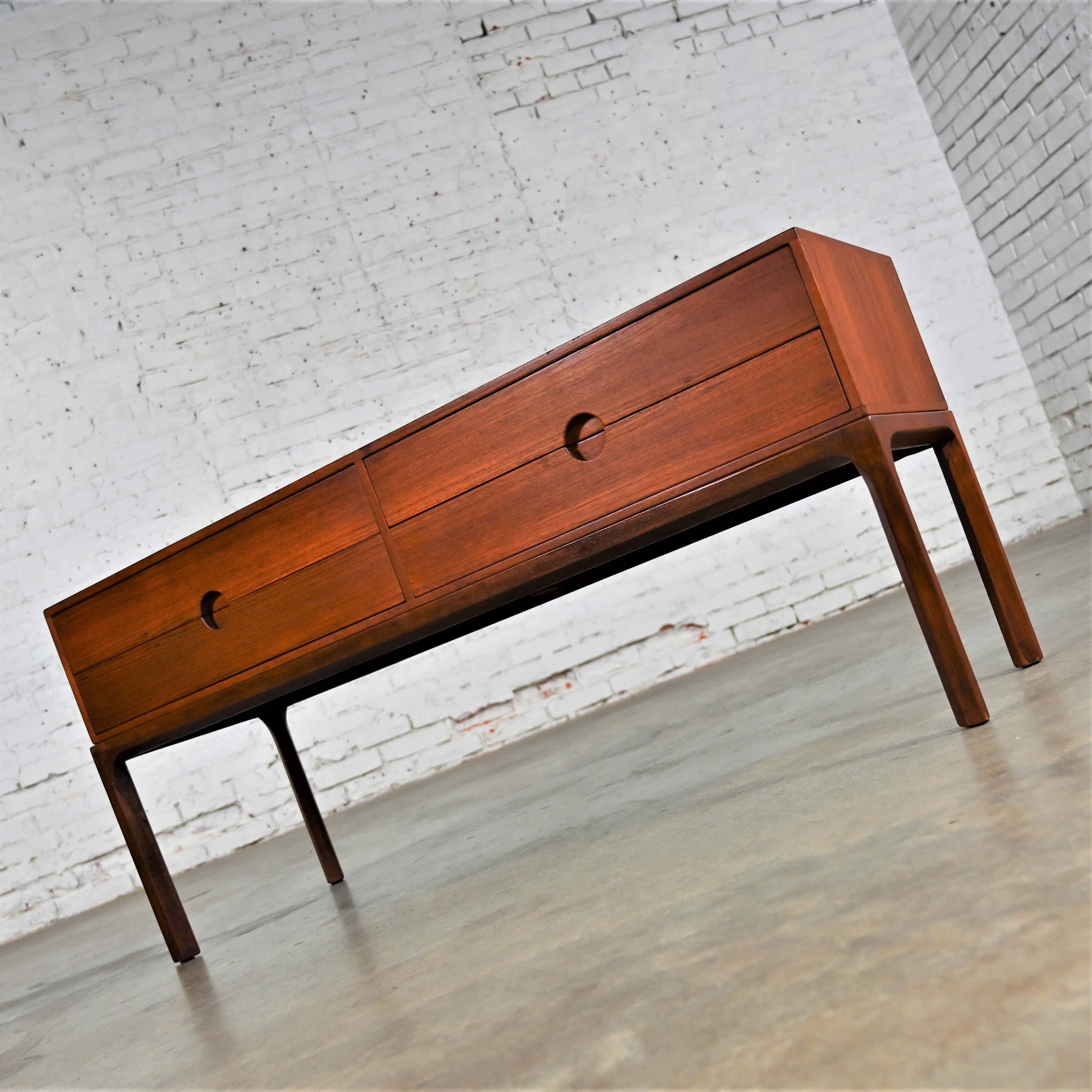 Credenza bassa moderna scandinava in teak Modello #394 di Kai Kristiansen In condizioni buone in vendita a Topeka, KS