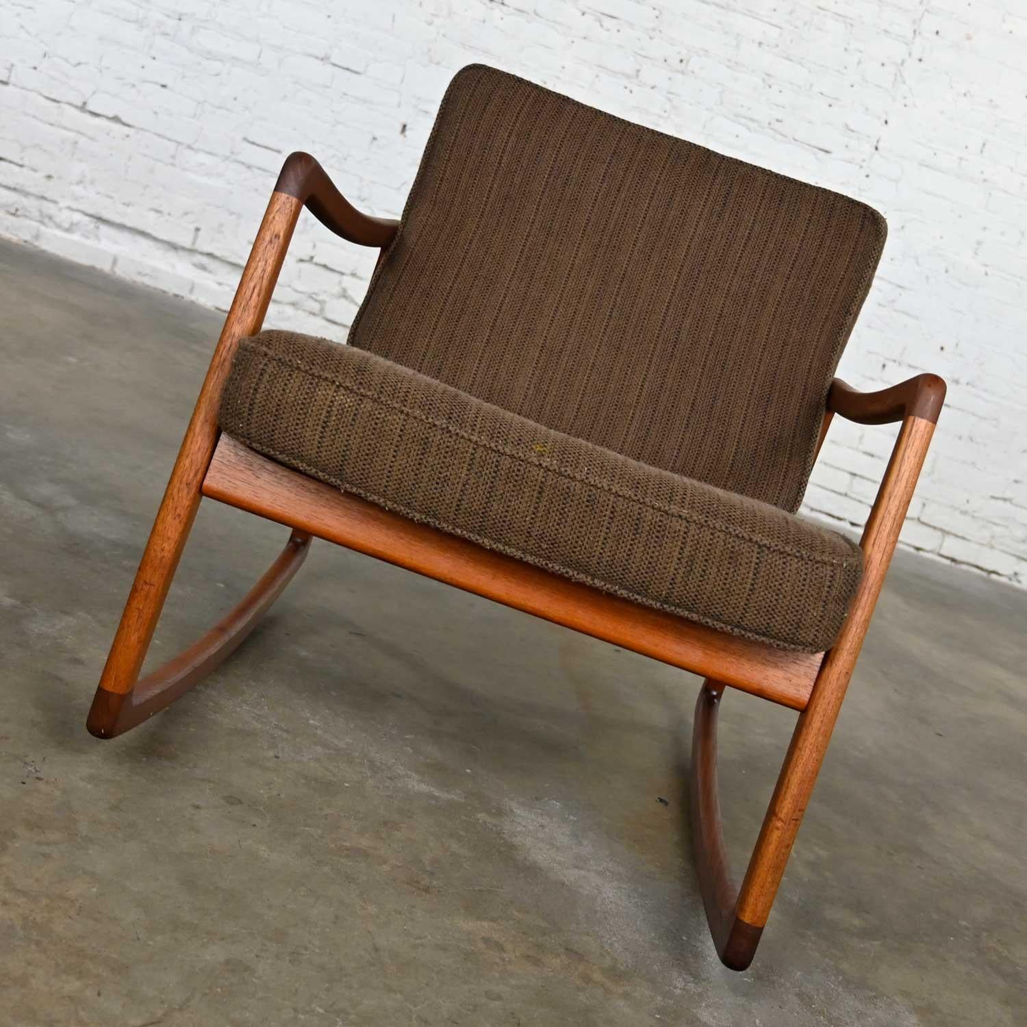 Favoloso dondolo moderno scandinavo in teak modello 120 progettato da Ole Wanscher per France & Son e venduto da John Stuart Co. In ottime condizioni, tenendo presente che si tratta di un prodotto vintage e non nuovo, quindi presenta segni di