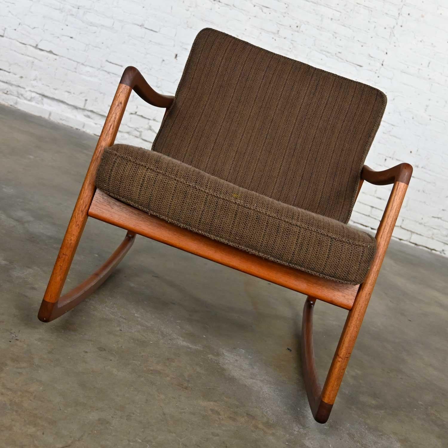 Fabuleux rocker scandinave moderne en teck modèle 120 conçu par Ole Wanscher pour France & Son et vendu par John Stuart Co. Très bon état, en gardant à l'esprit qu'il s'agit d'un produit vintage et non neuf, qui présente des signes d'utilisation et