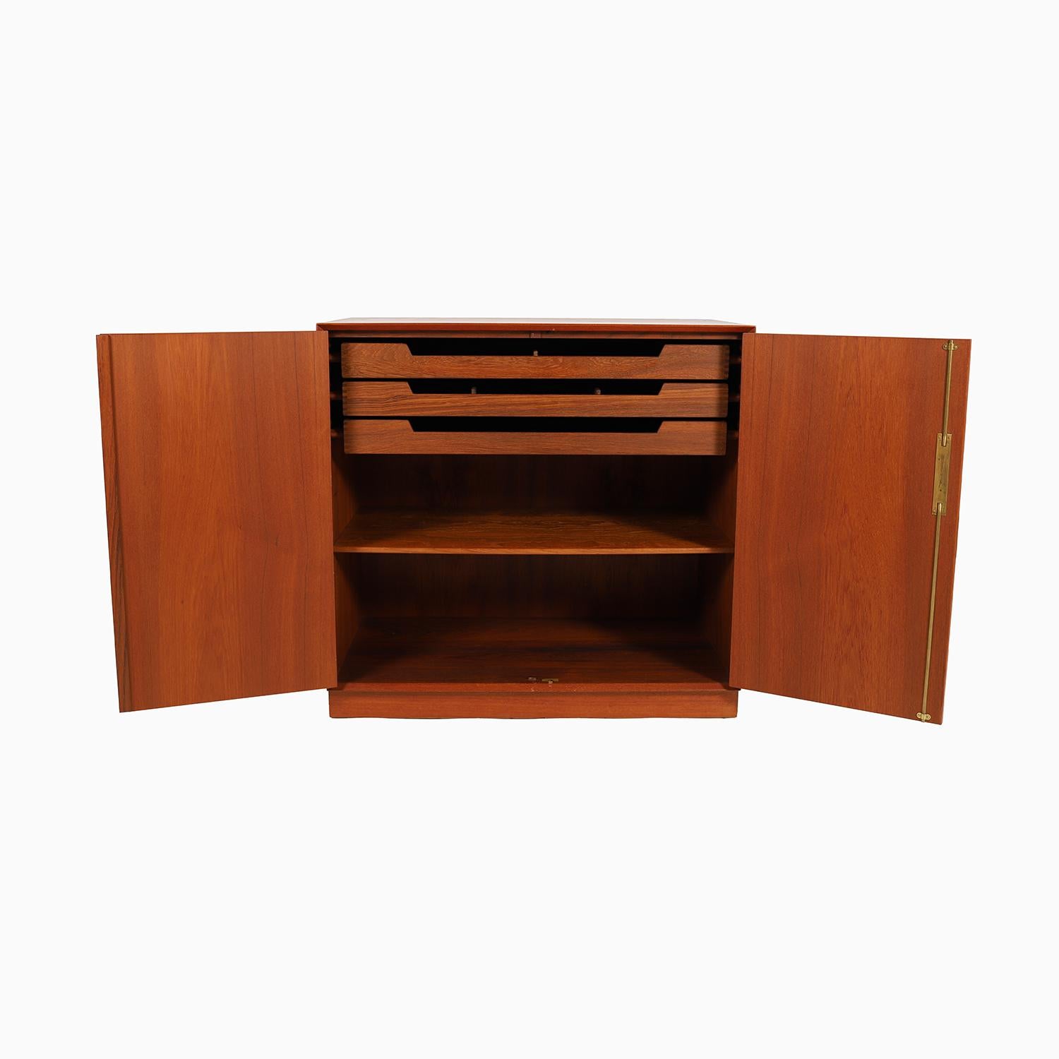 Dies ist ein modulares, zweiteiliges Regal-/Aufbewahrungsmöbel aus massivem, altem Teakholz, das von Peter Hvidt und Orla Mølgaard entworfen und mit Öl behandelt wurde.   Die Fächer können auf Wunsch getrennt werden, das obere Regal hat 8 Fächer für