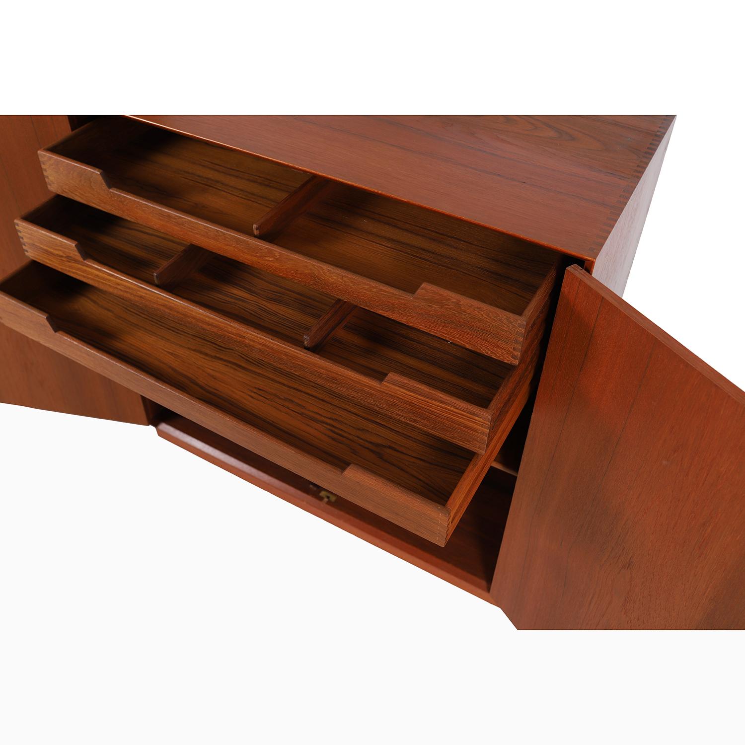 The Modern Scandinavian Teak Modular Cabinet mit Regalen (Skandinavische Moderne) im Angebot