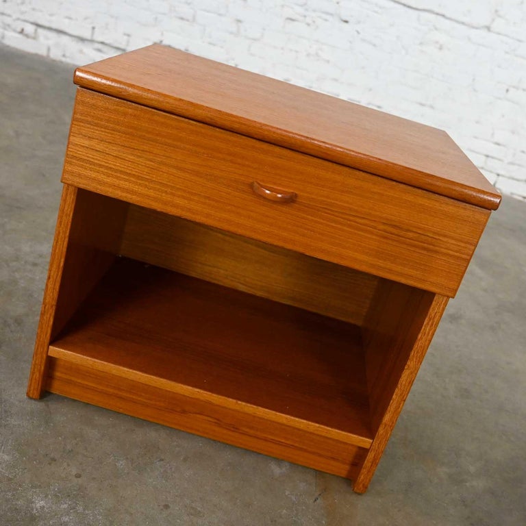 Scandinavian Modern Teak Nightstand End Table Cabinet with Drawer by FBJ Mobler For Sale 7