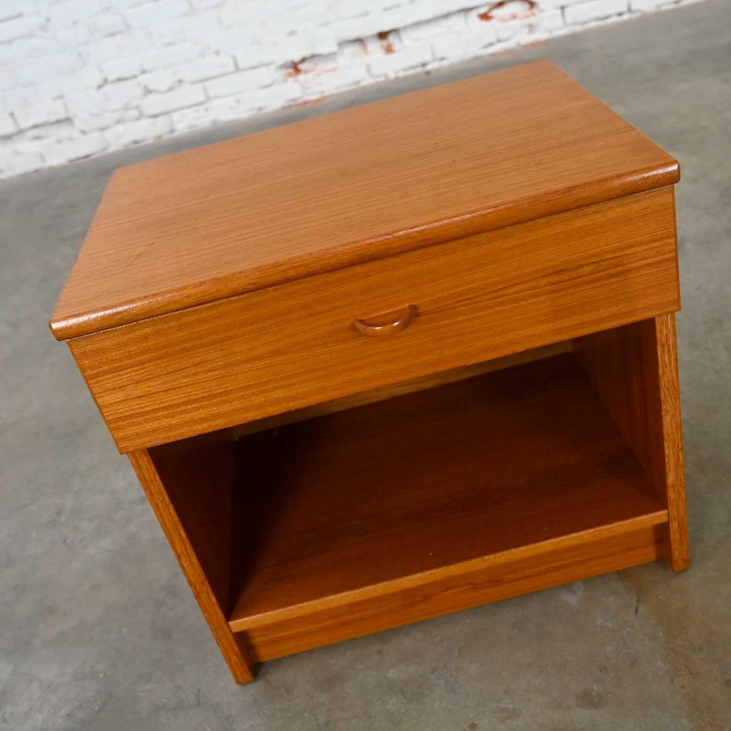 Handsome Scandinavian Modern teak nightstand or end table with single drawer by FBJ Mobler. Beautiful condition, keeping in mind that this is vintage and not new so will have signs of use and wear. We have oiled the finish. Please see photos and