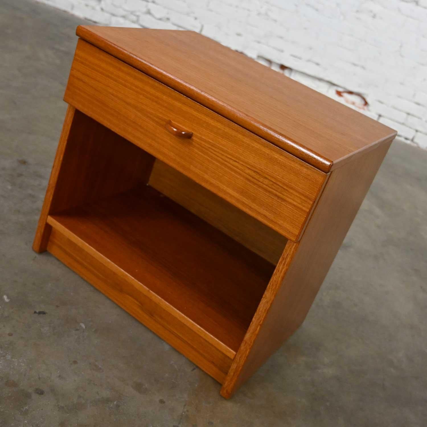 Scandinavian Modern Teak Nightstand End Table Cabinet with Drawer by FBJ Mobler In Good Condition For Sale In Topeka, KS