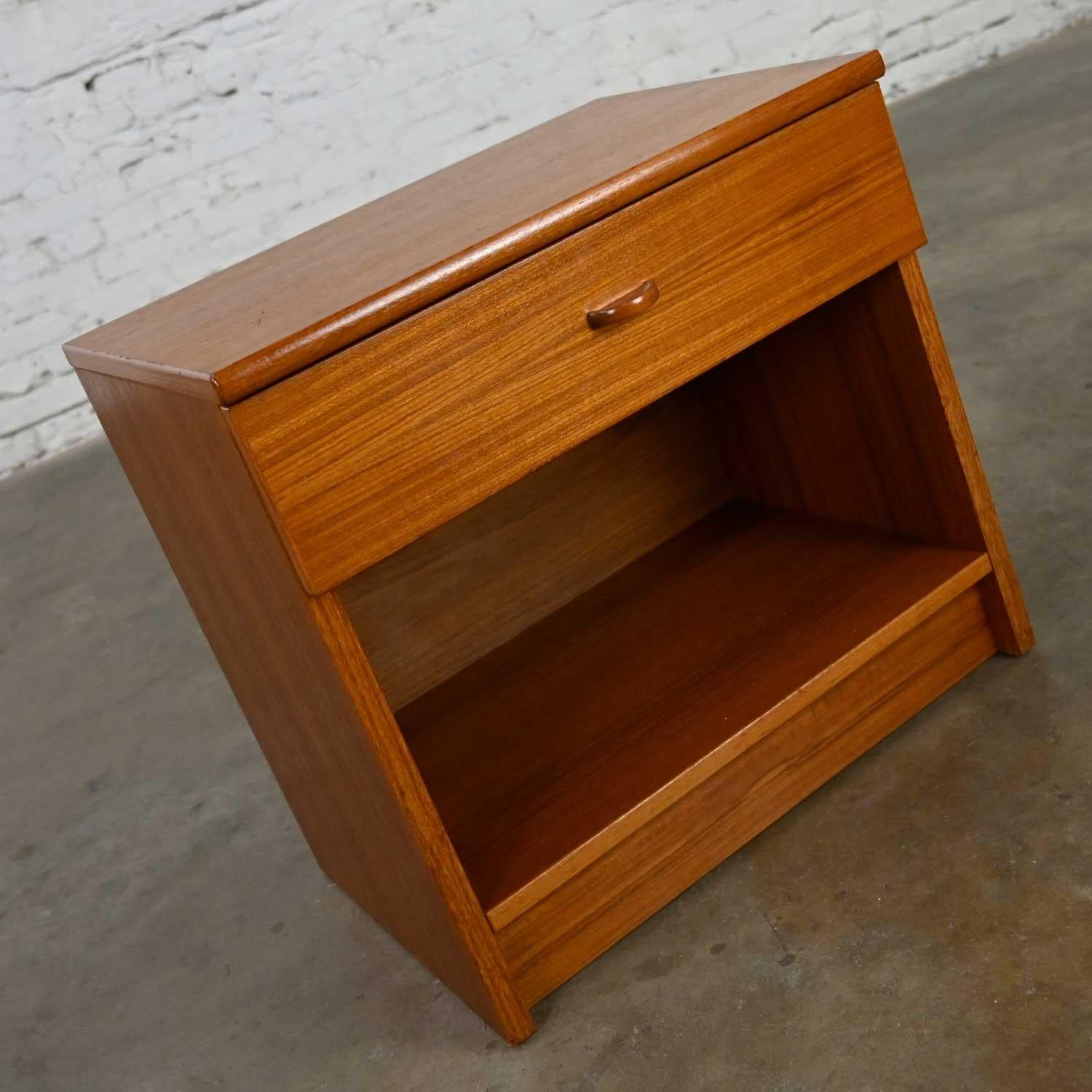 20th Century Scandinavian Modern Teak Nightstand End Table Cabinet with Drawer by FBJ Mobler For Sale