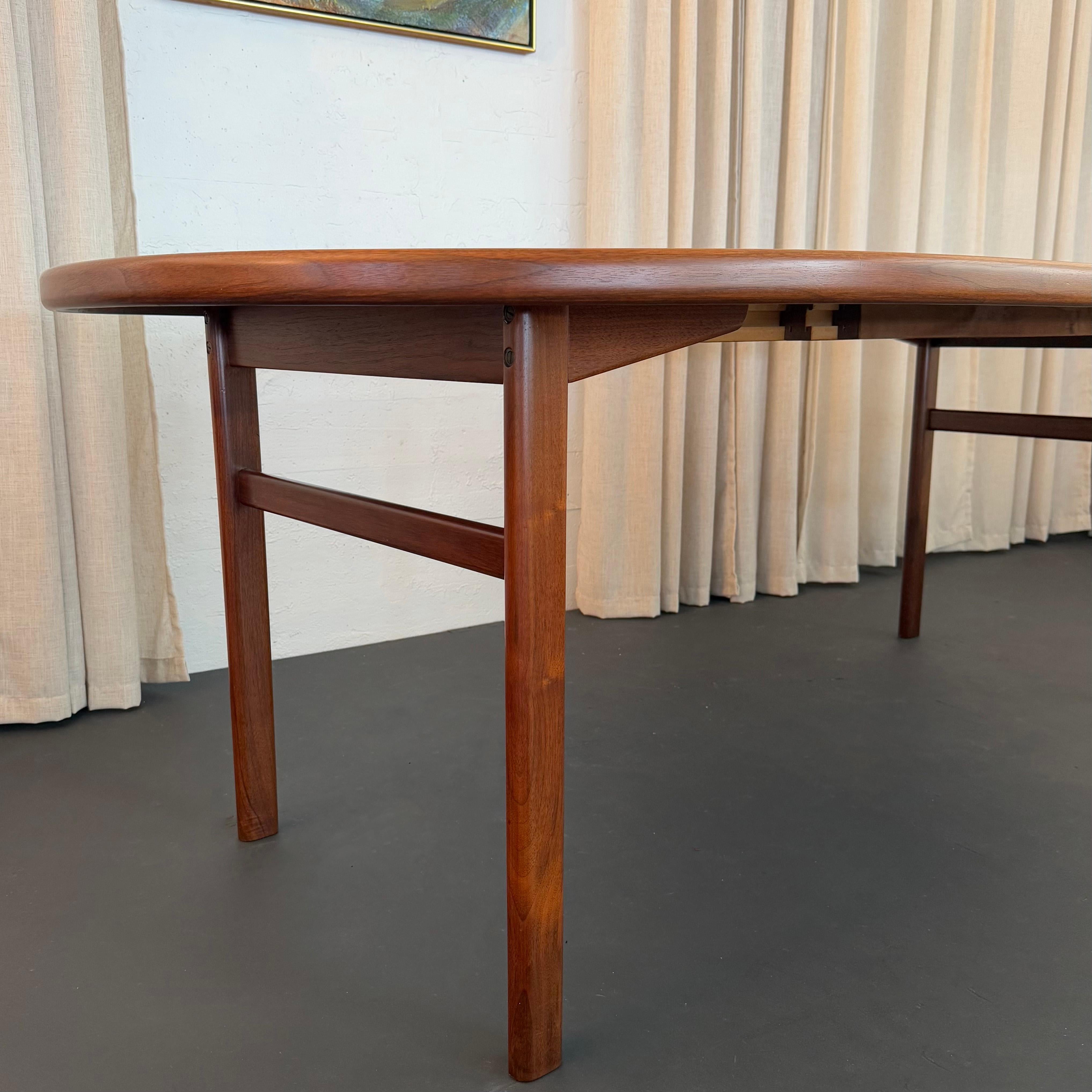 Scandinavian Modern Teak Oblong Extension Dining Table im Angebot 3