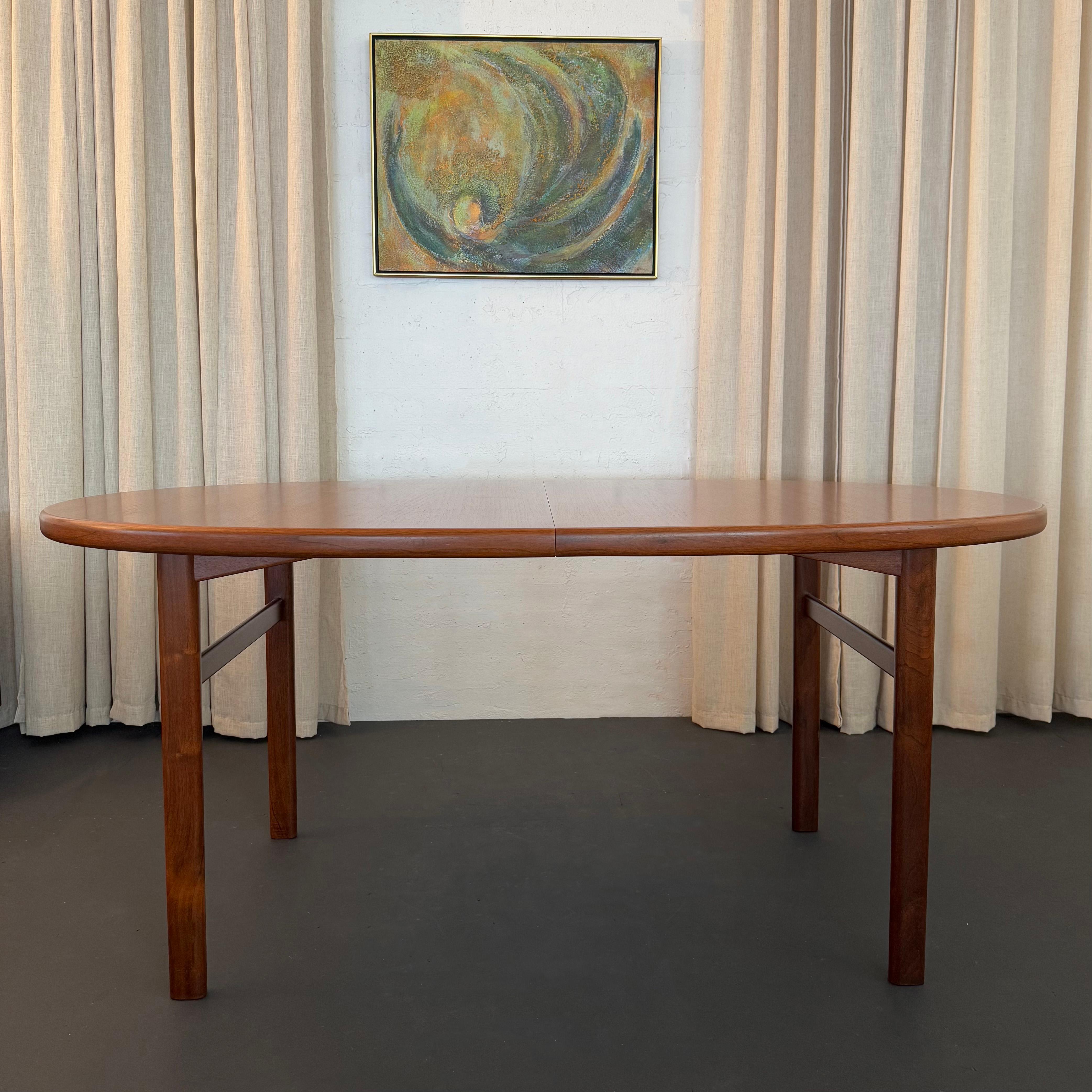 Scandinavian Modern Teak Oblong Extension Dining Table (Skandinavische Moderne) im Angebot
