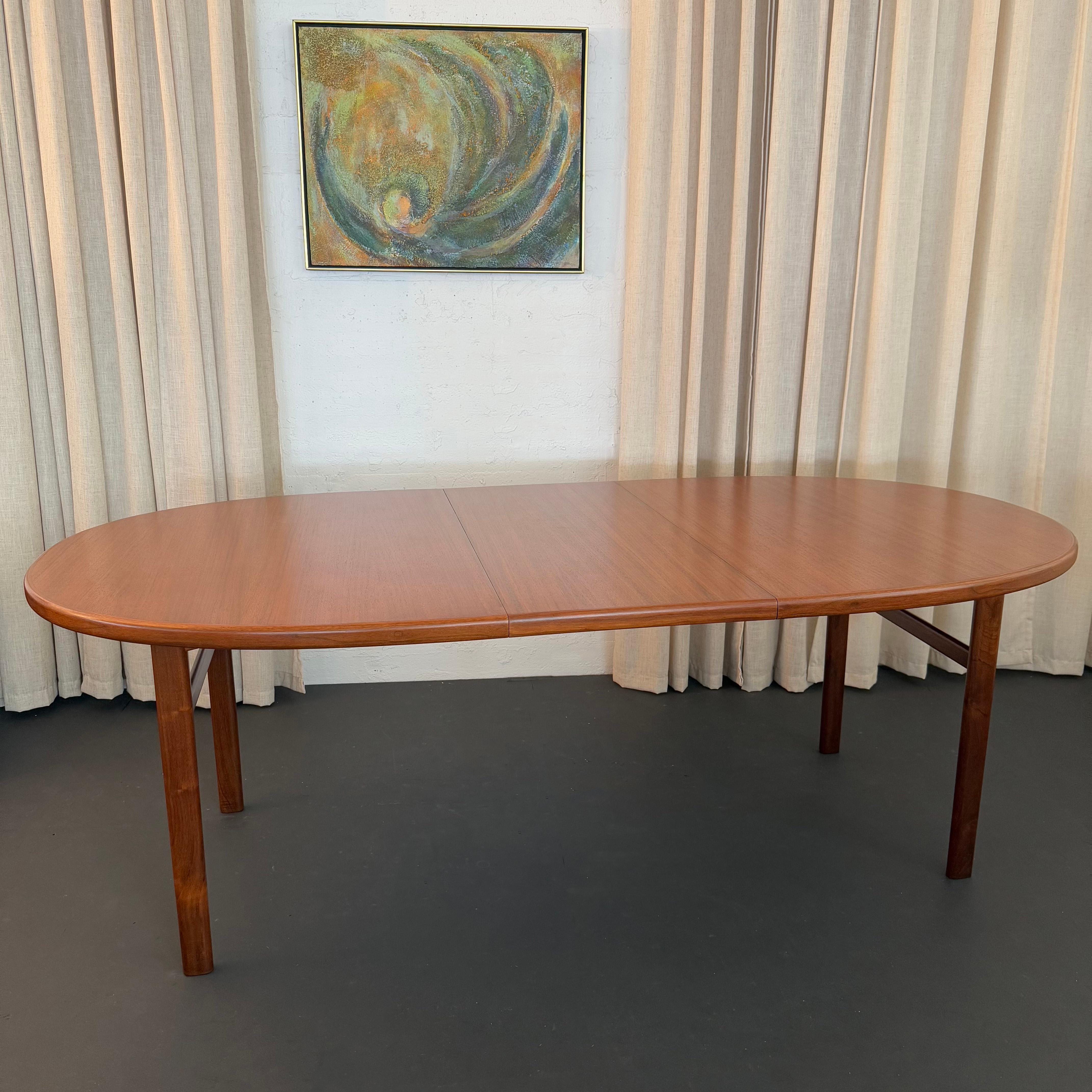 Scandinavian Modern Teak Oblong Extension Dining Table (Schwedisch) im Angebot