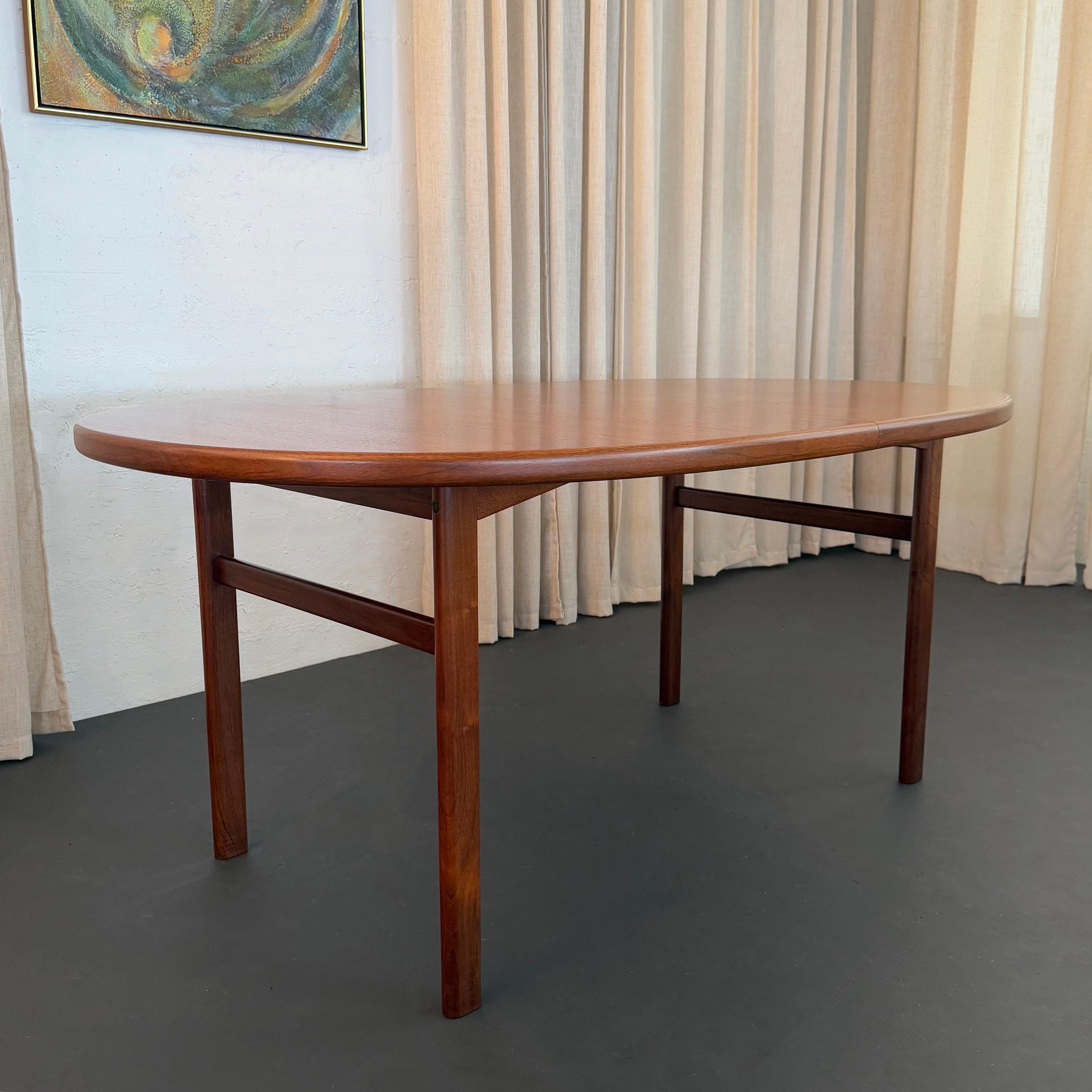 Scandinavian Modern Teak Oblong Extension Dining Table (20. Jahrhundert) im Angebot
