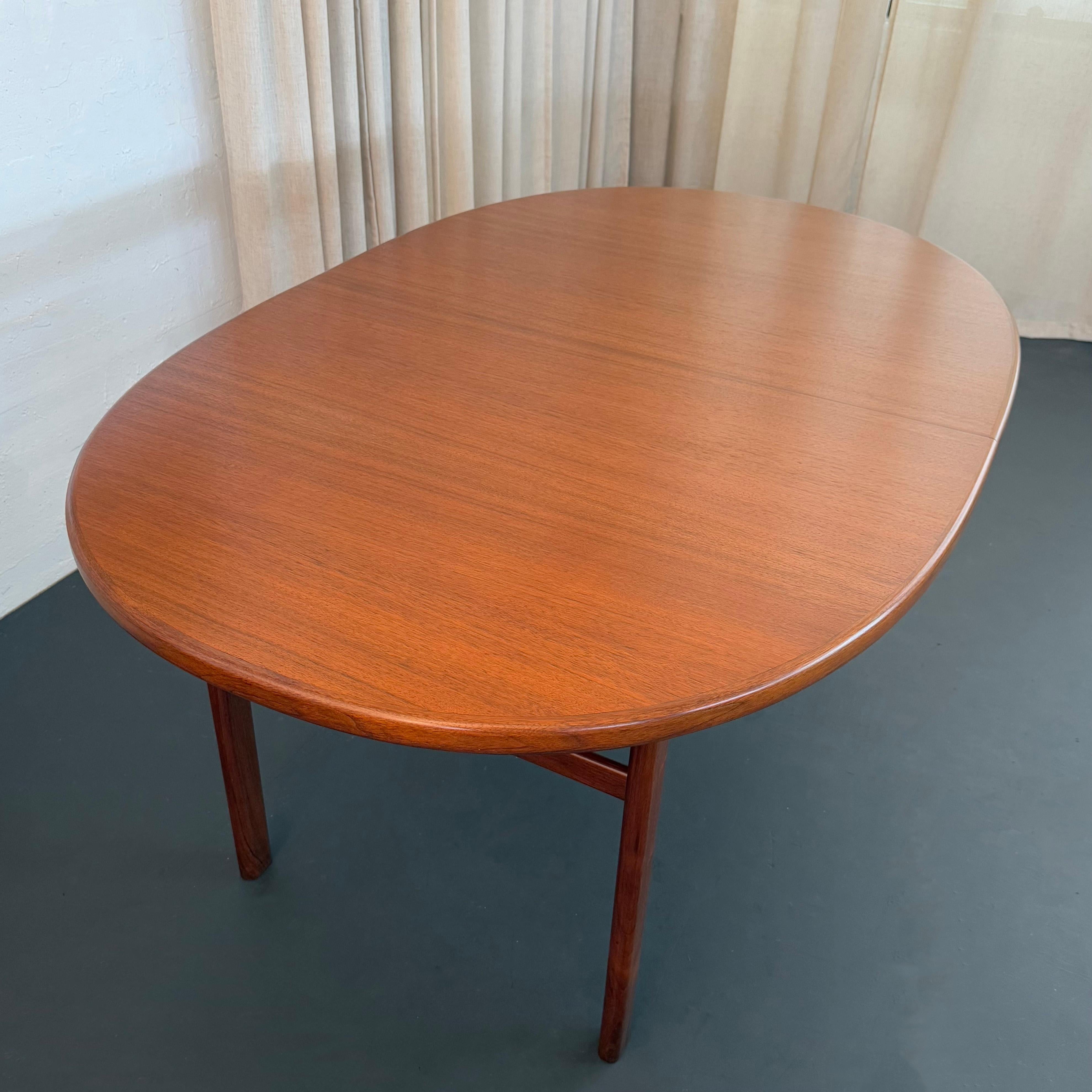Scandinavian Modern Teak Oblong Extension Dining Table im Angebot 1