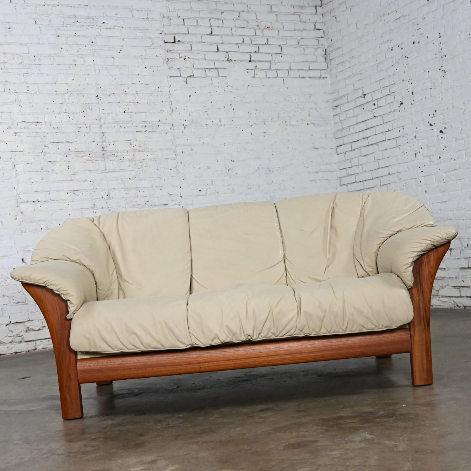 Scandinavian Modern Teak & Off White Leather Small Sofa Attributed to Ekornes For Sale 13