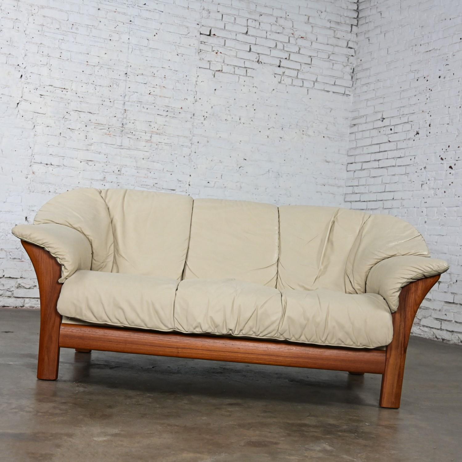 Scandinavian Modern Teak & Off White Leather Small Sofa Attributed to Ekornes For Sale 14
