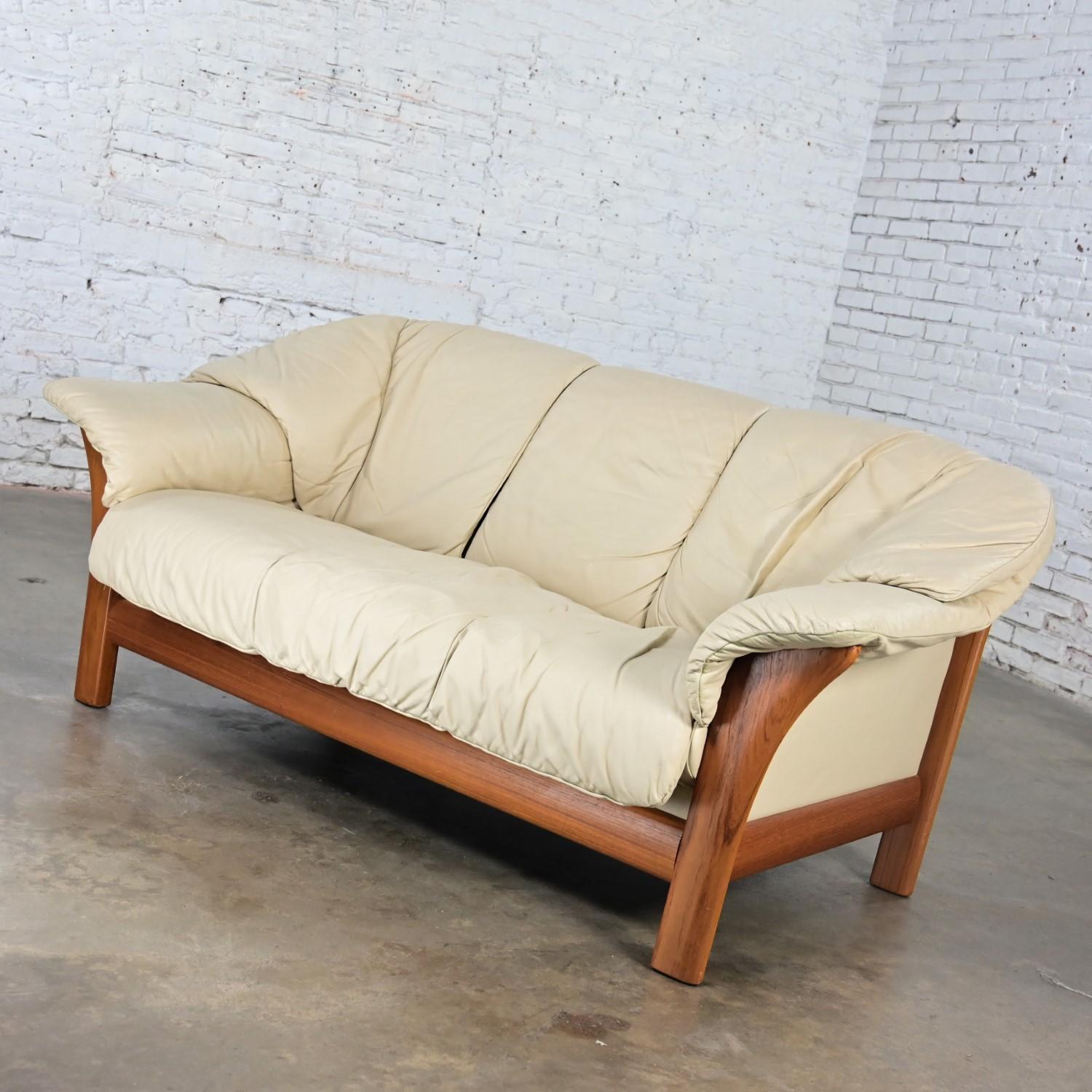 Scandinavian Modern Teak & Off White Leather Small Sofa Attributed to Ekornes In Good Condition For Sale In Topeka, KS
