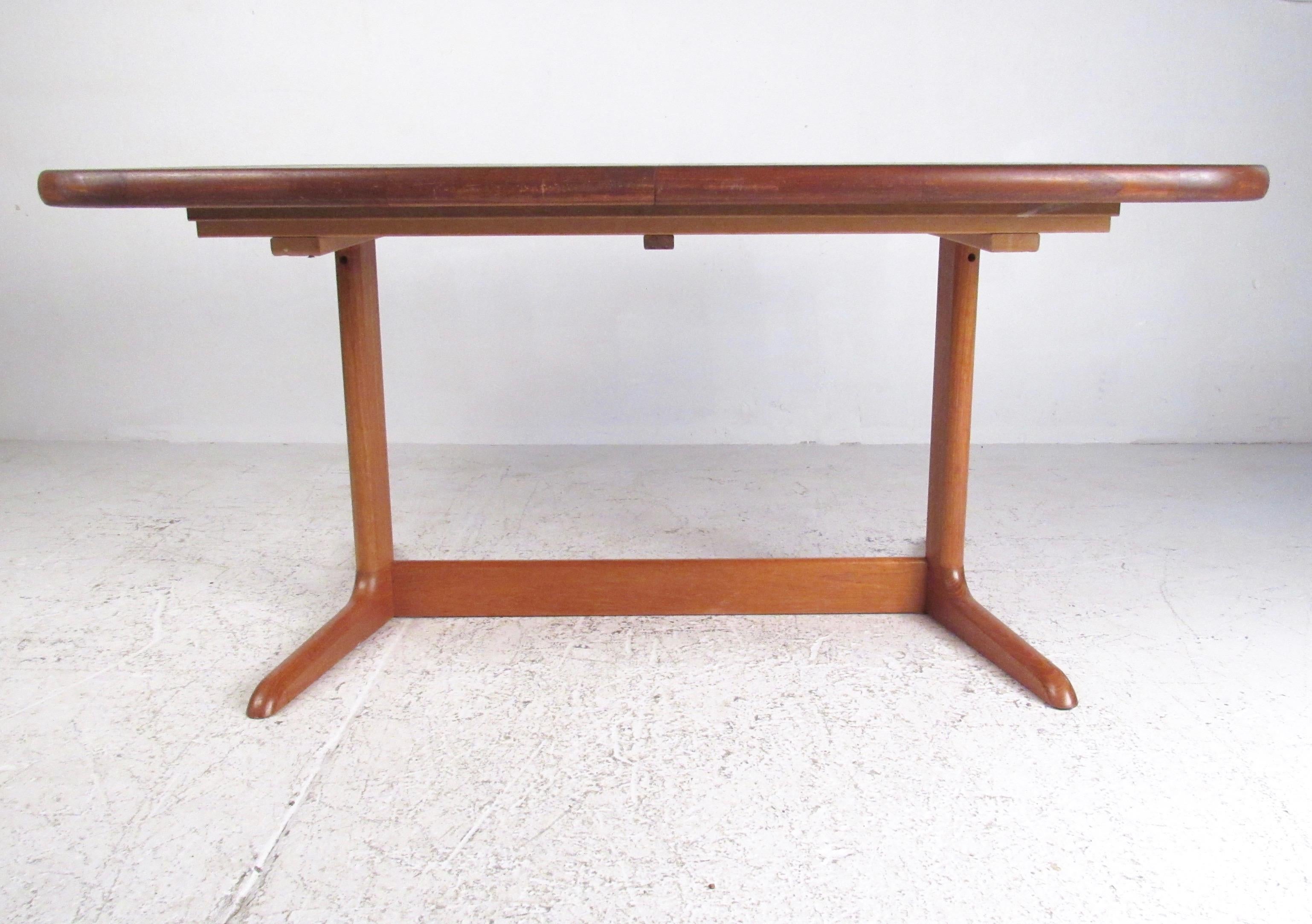 Scandinavian Modern Teak Oval Dining Table In Good Condition In Brooklyn, NY