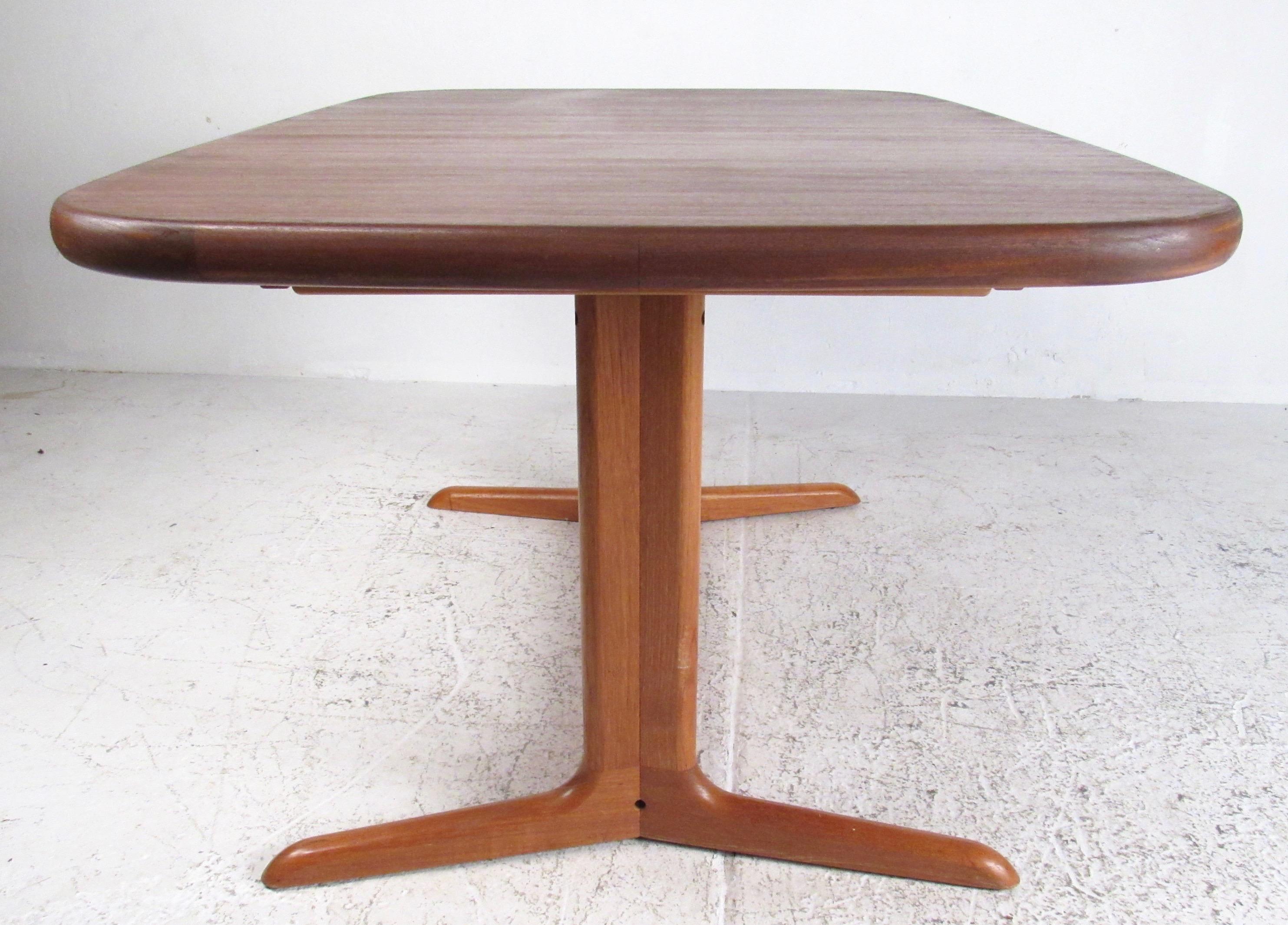 Mid-20th Century Scandinavian Modern Teak Oval Dining Table