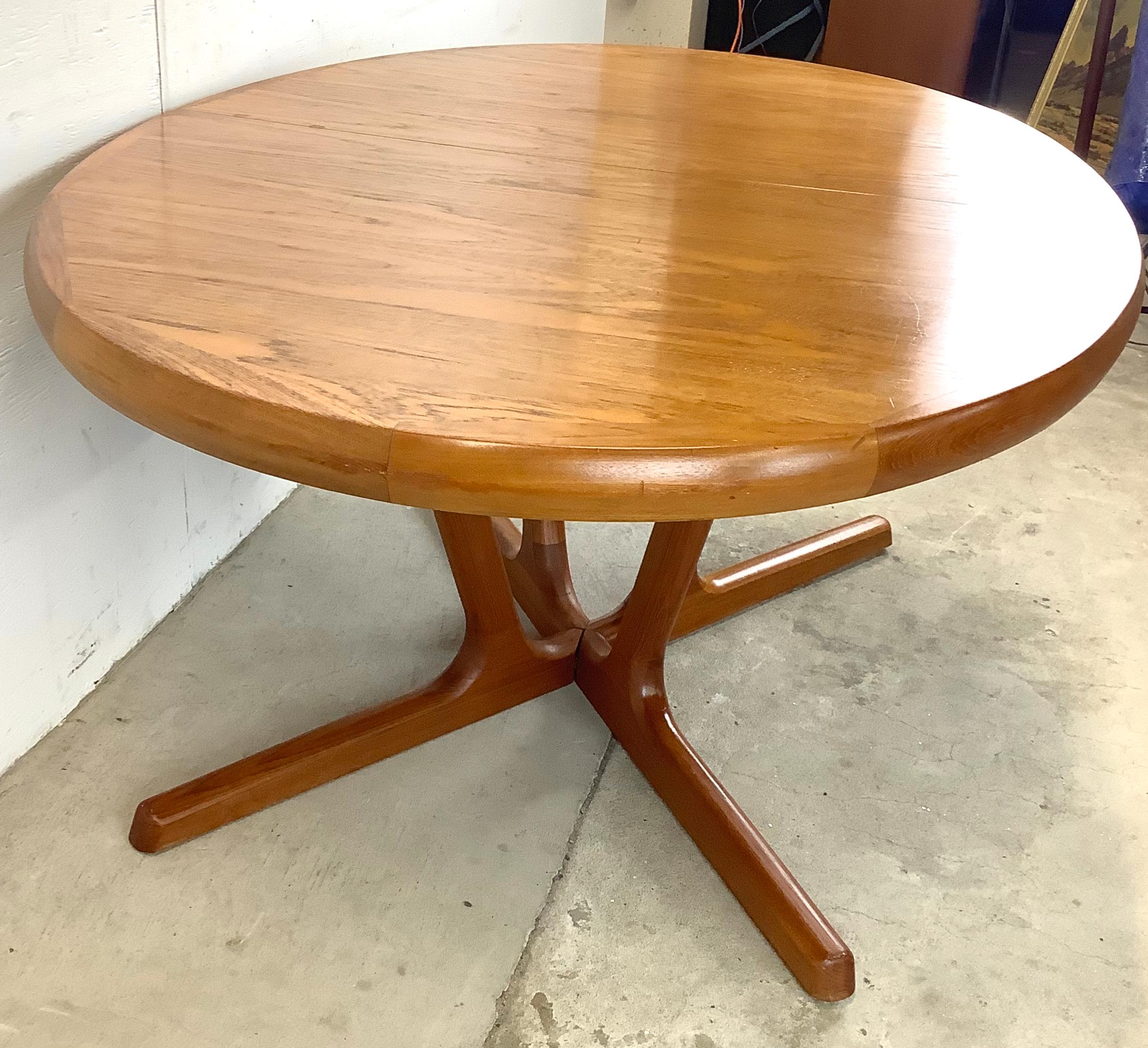 Scandinavian Modern Teak Oval Dining Table With Leaves In Fair Condition For Sale In Trenton, NJ