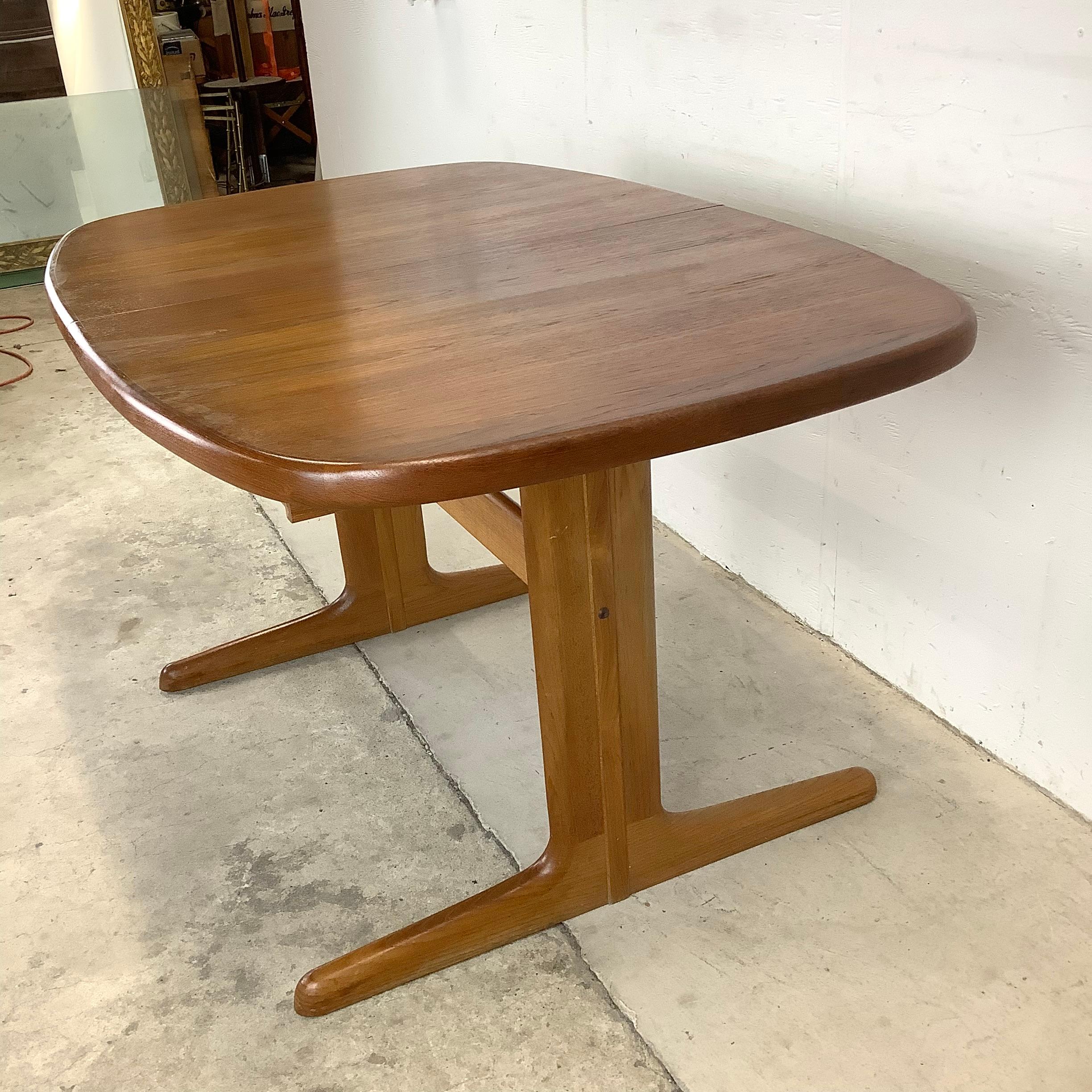 Scandinavian Modern Teak Oval Dining Table with Leaves In Good Condition In Trenton, NJ