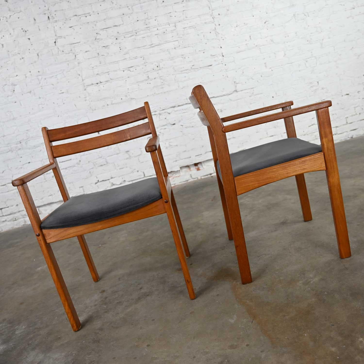 Skandinavisches modernes Sesselpaar aus Teakholz mit Sitzflächen aus gebürstetem Anthrazitstoff im Angebot 3