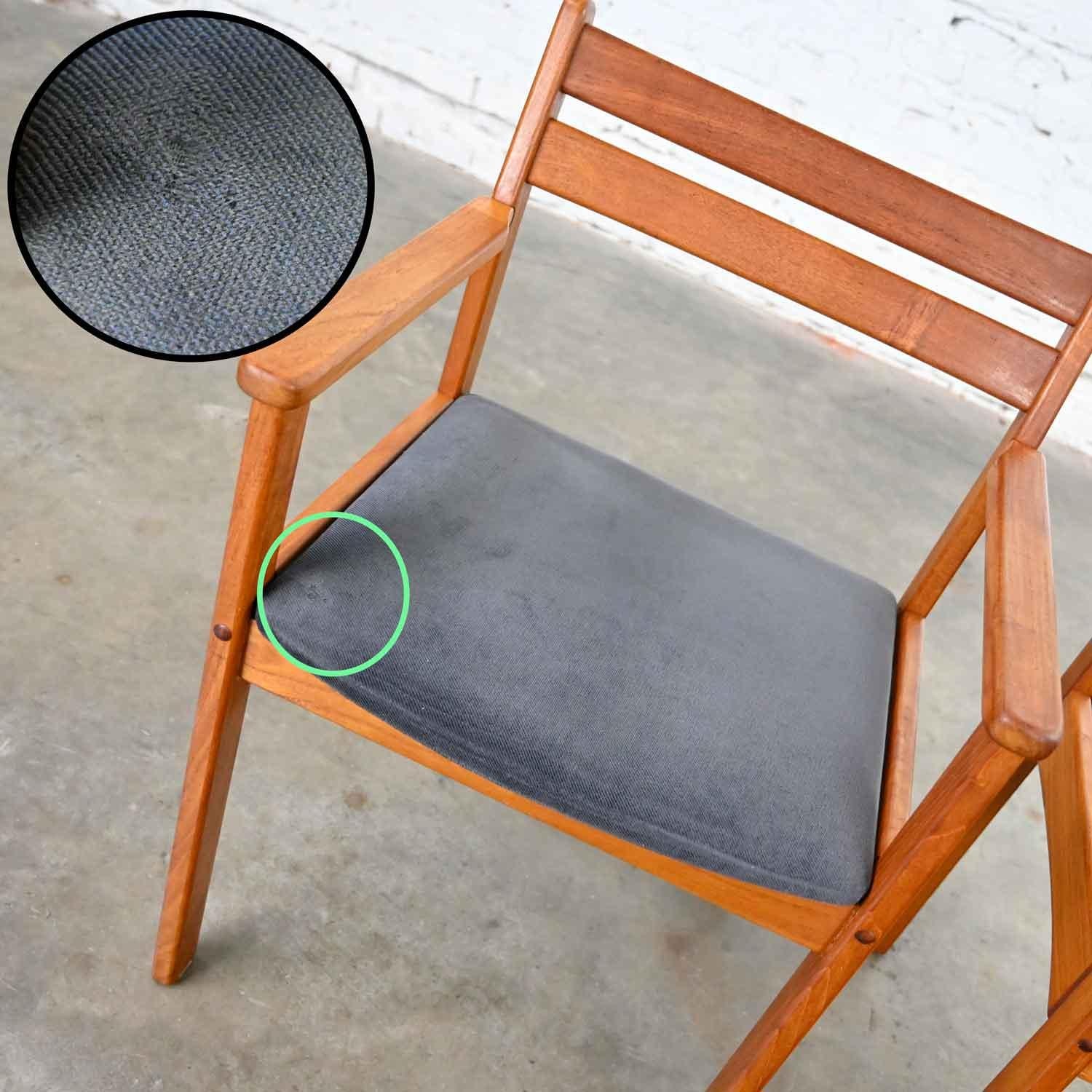 Paire de fauteuils modernes scandinaves en teck avec sièges en tissu anthracite brossé en vente 5