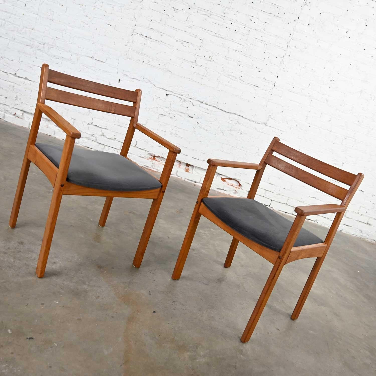 Skandinavisches modernes Sesselpaar aus Teakholz mit Sitzflächen aus gebürstetem Anthrazitstoff im Zustand „Gut“ im Angebot in Topeka, KS