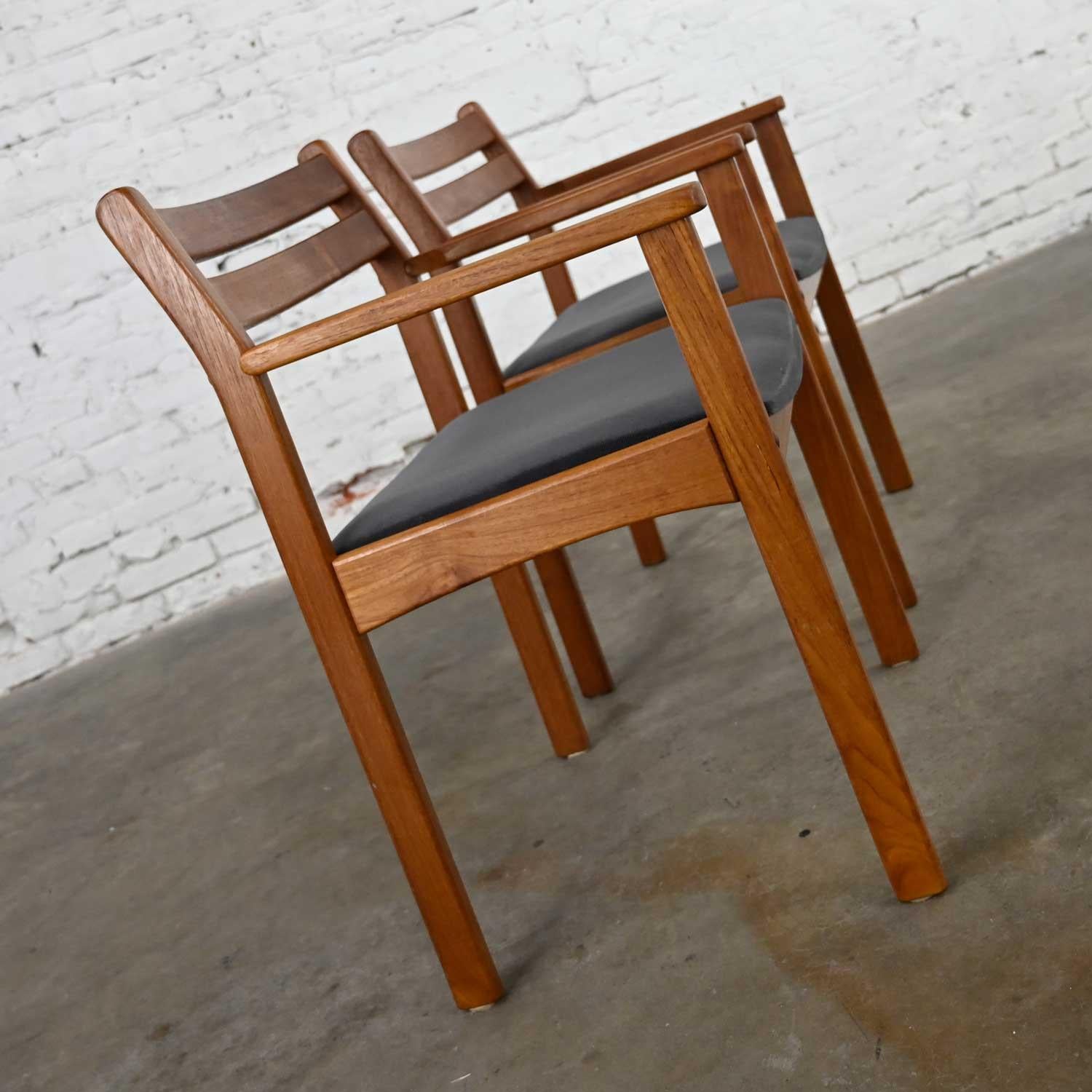 Skandinavisches modernes Sesselpaar aus Teakholz mit Sitzflächen aus gebürstetem Anthrazitstoff (20. Jahrhundert) im Angebot