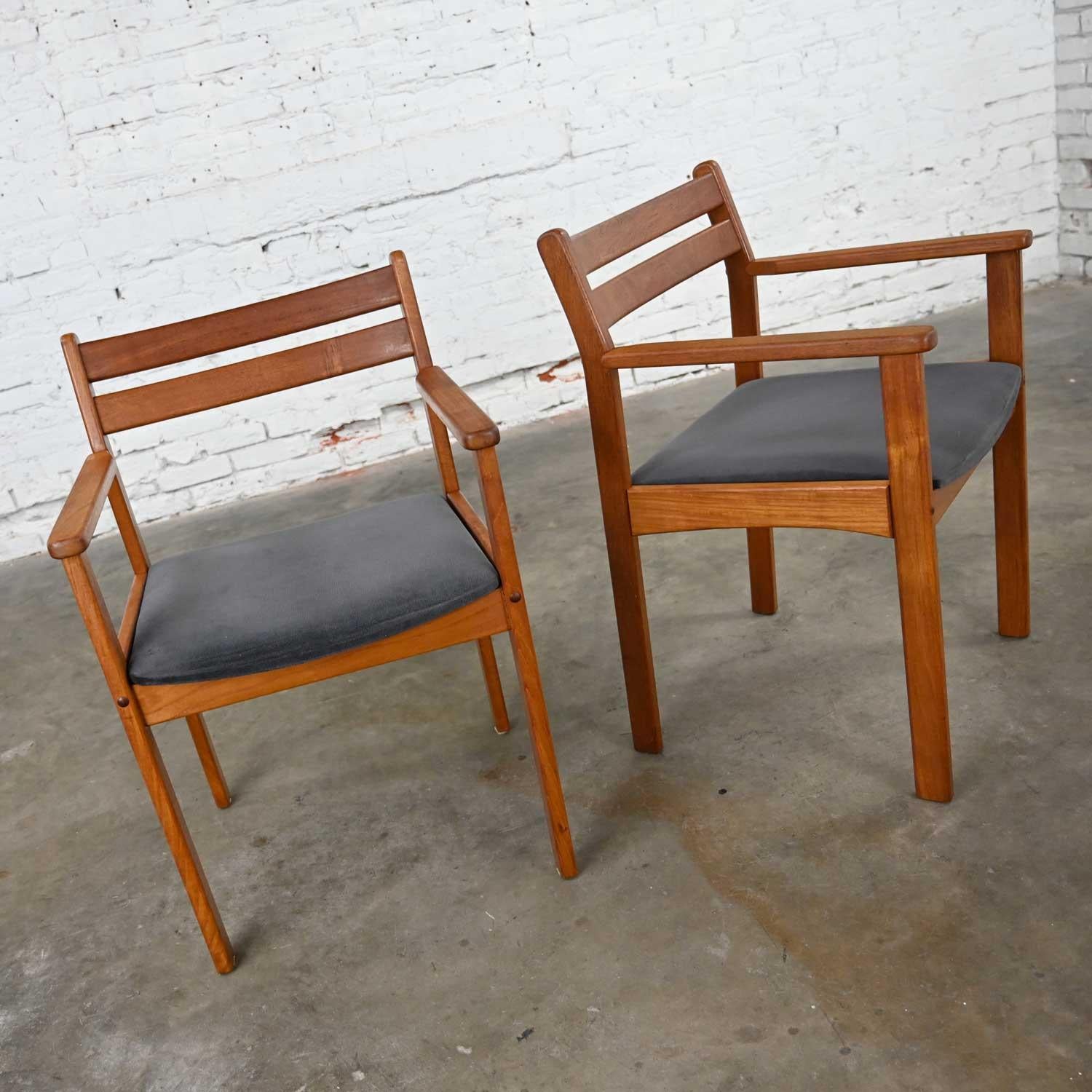Skandinavisches modernes Sesselpaar aus Teakholz mit Sitzflächen aus gebürstetem Anthrazitstoff (Stoff) im Angebot