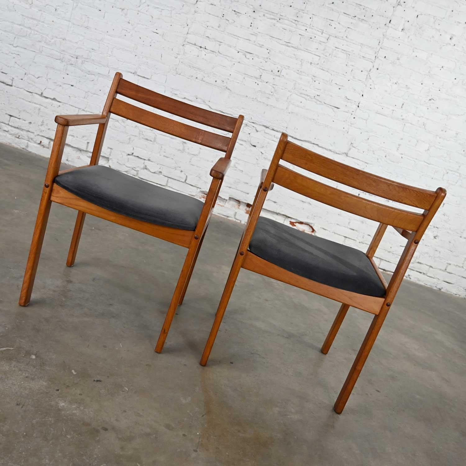 Skandinavisches modernes Sesselpaar aus Teakholz mit Sitzflächen aus gebürstetem Anthrazitstoff im Angebot 1
