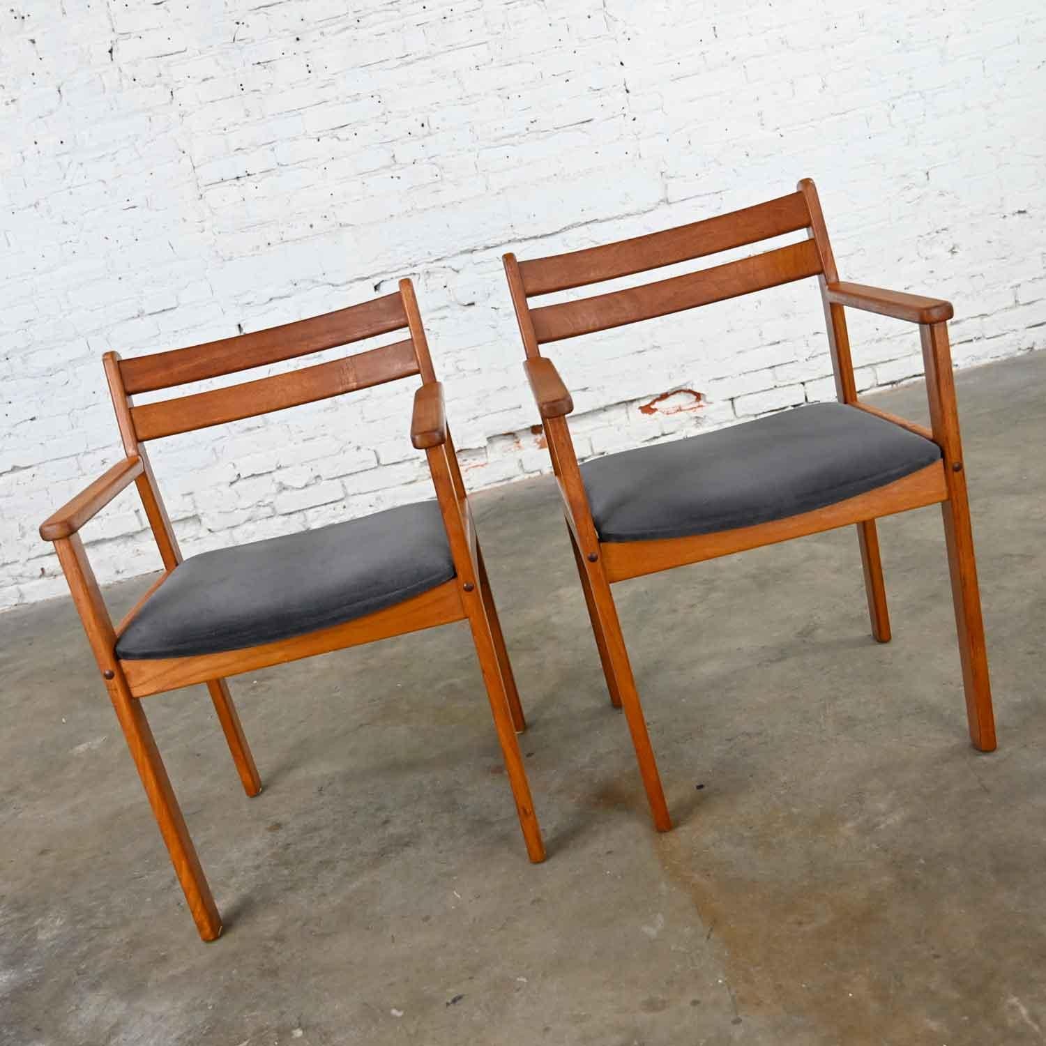 Skandinavisches modernes Sesselpaar aus Teakholz mit Sitzflächen aus gebürstetem Anthrazitstoff im Angebot 2
