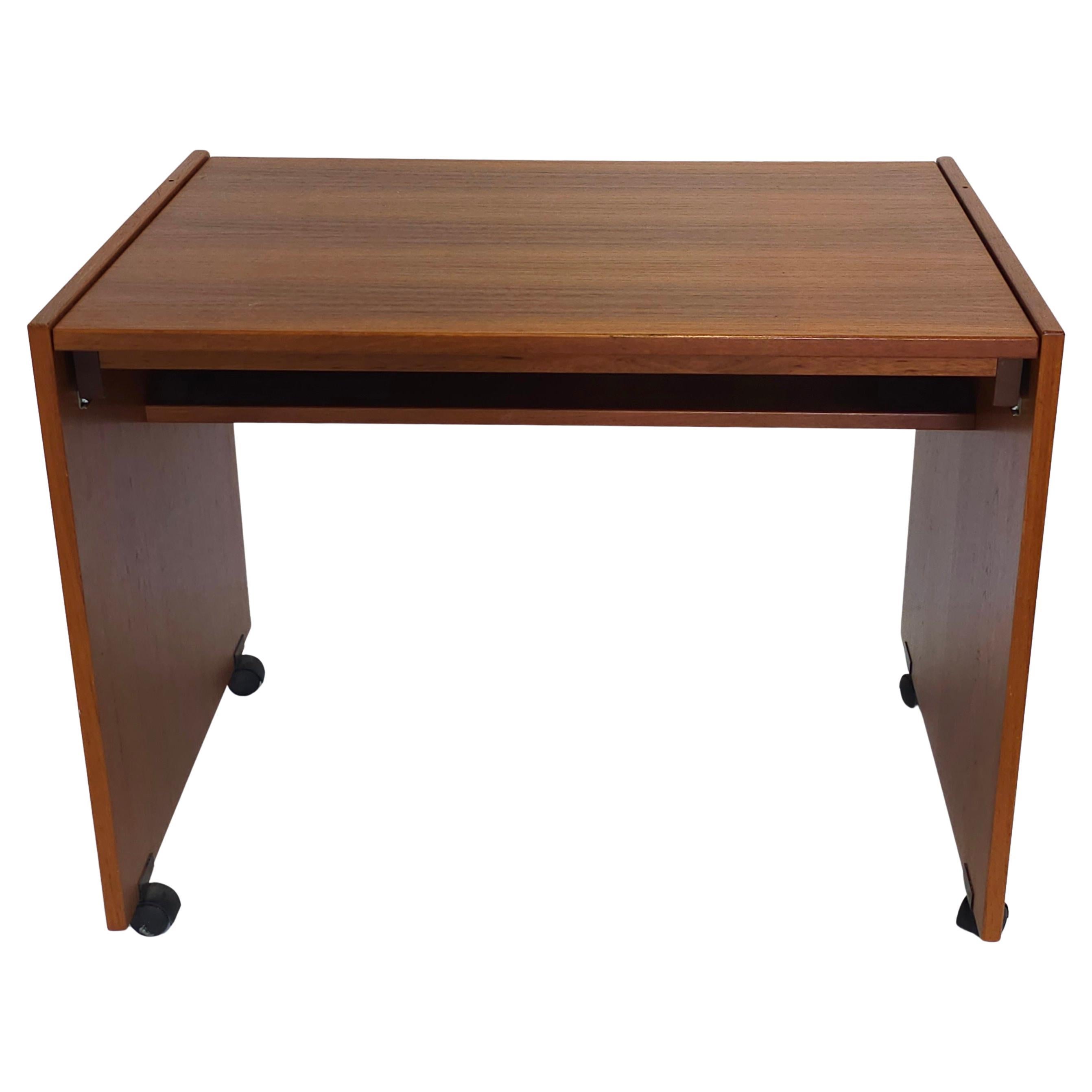 The Modern Scandinavian, scrivania per computer con superficie estraibile e rotolante in teak