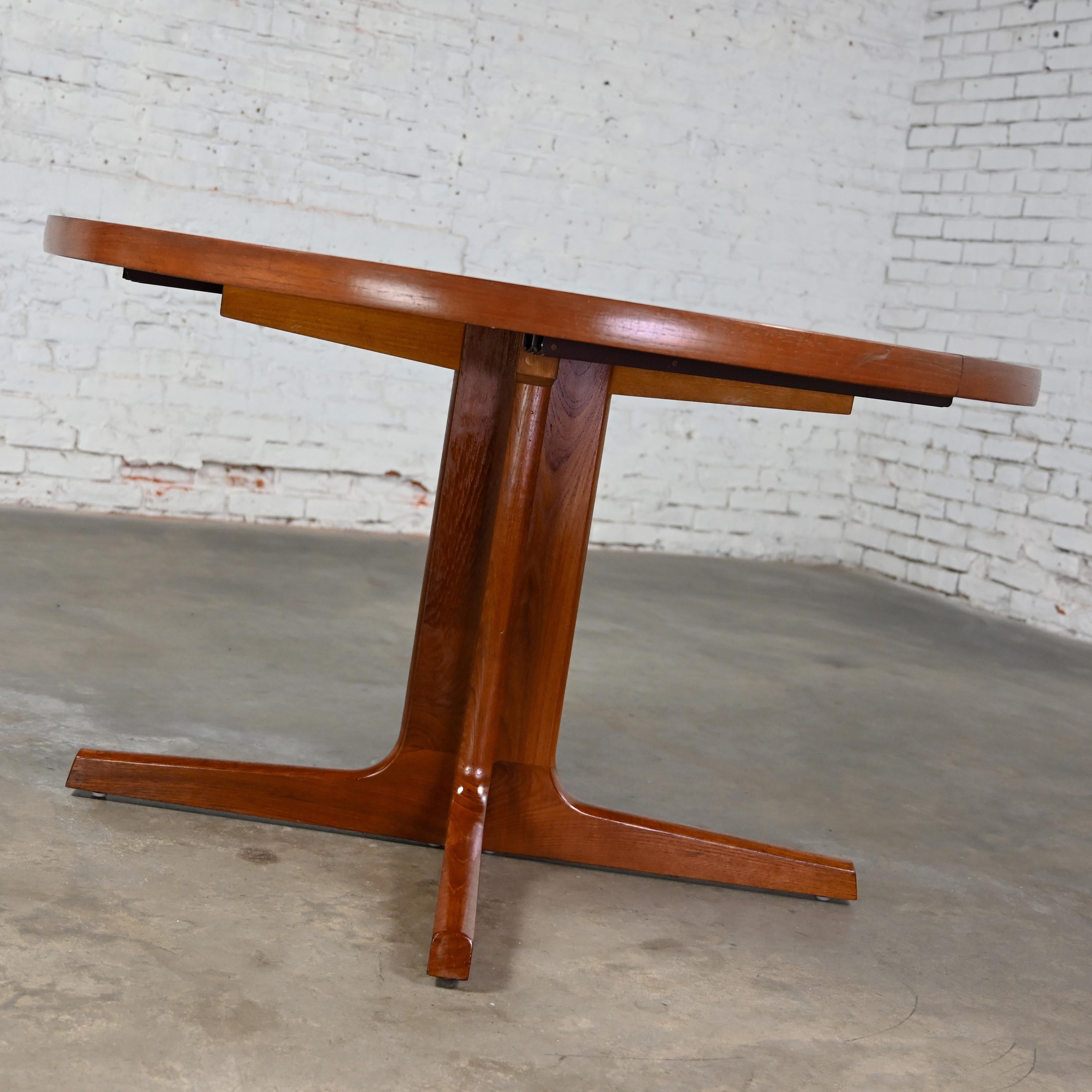Scandinavian Modern Teak Round - Oval Extension Dining Table Pedestal Base by AM In Good Condition In Topeka, KS