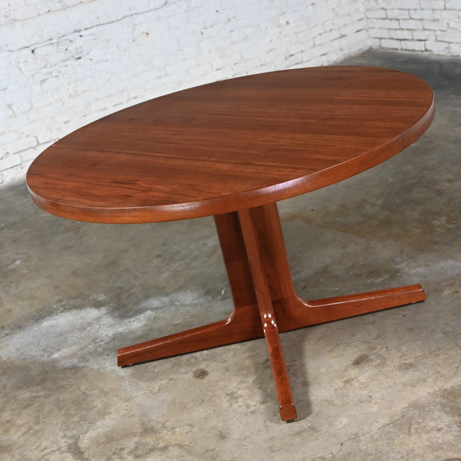 20th Century Scandinavian Modern Teak Round - Oval Extension Dining Table Pedestal Base by AM