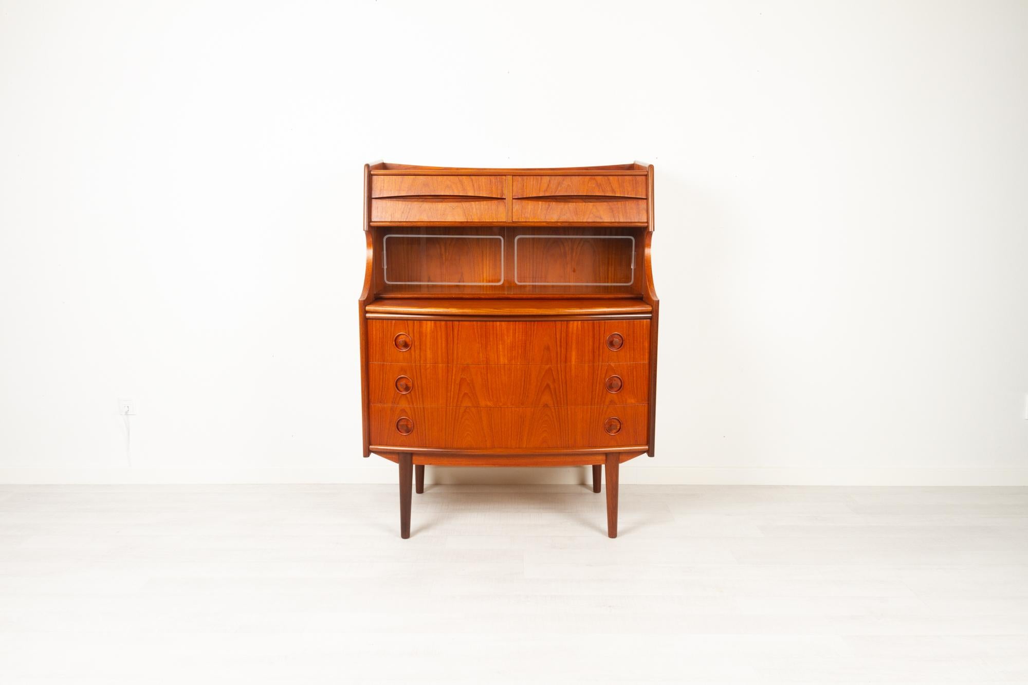 Scandinavian Modern teak secretaire by Gunnar Falsig 1960s
Mid-century modern Danish secretaire with curved front. Very elegant and versatile, both a writing desk and a chest of drawers. Manufactured by Holstebro Møbelfabrik aka Falsig Møbelfabrik.